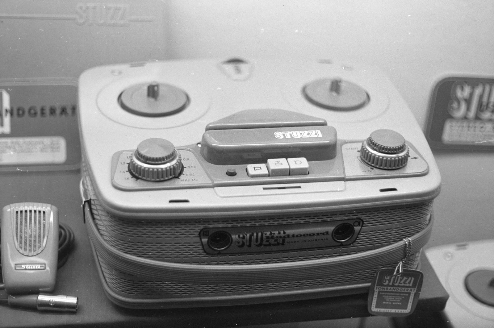 Hungary, Budapest XIV., osztrák Stuzzi magnetofon (Stuzzi Radiocord 379W RKF Röhren Tonbandgerät + Radio, Magnetophon)., 1962, Szalontai Tamás, tape recorder, Budapest, Fortepan #301826