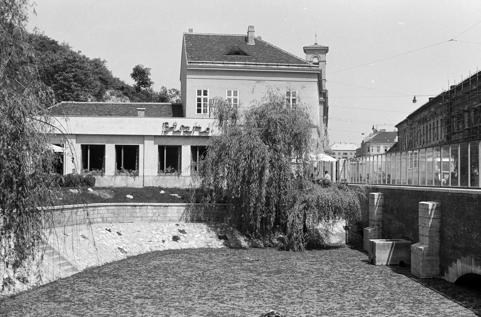 Hungary, Budapest II., Frankel Leó út, bisztró a Rózsadomb tövében kialakult Malom-tó partján., 1963, Szalontai Tamás, willows, stone bridge, Budapest, Fortepan #301827