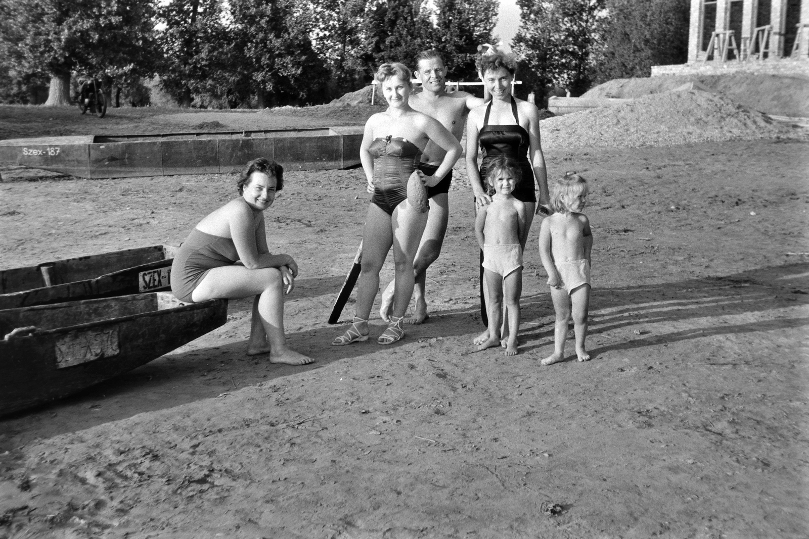 Hungary, Mártély, Tisza-part., 1959, Németh Tamás, tableau, women, boat, kids, man, shore, Fortepan #30183