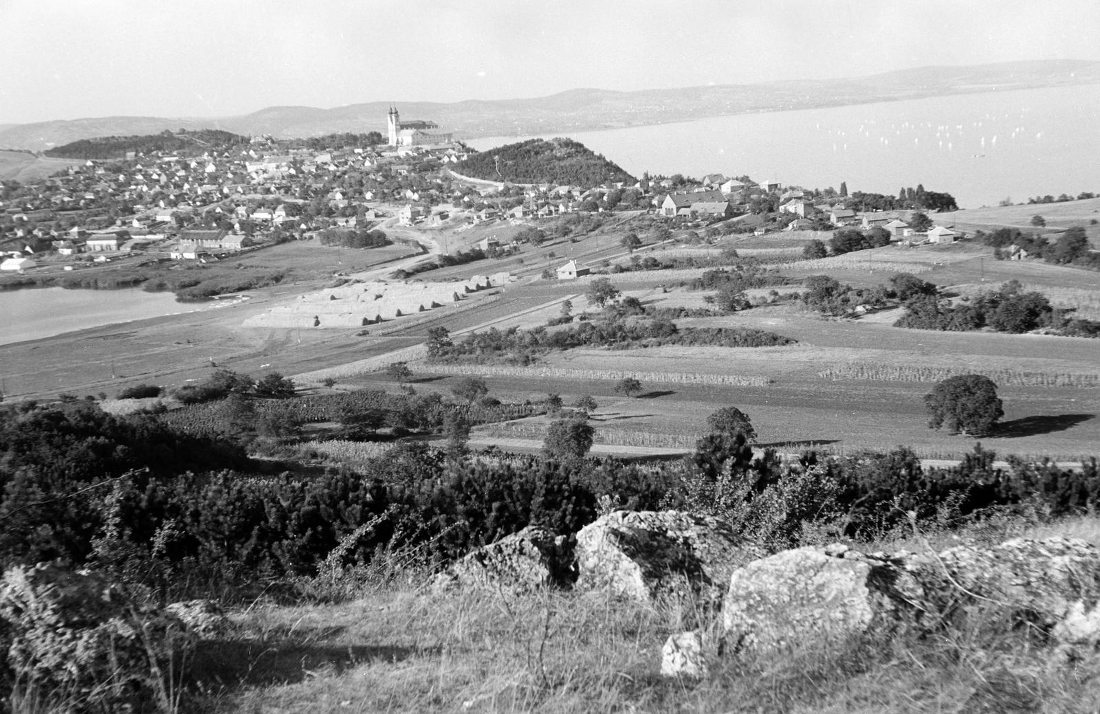 Magyarország,Balaton, Tihany, Gejzírmező, kilátás a Bencés Apátság és a Balaton felé., 1963, Szalontai Tamás, tájkép, látkép, Fortepan #301831