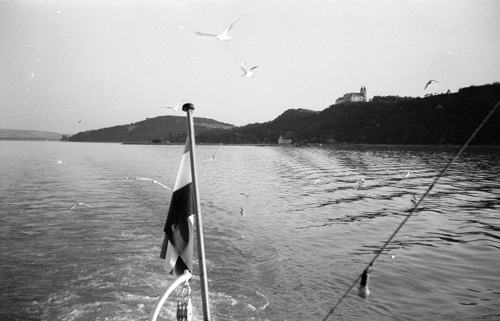 Hungary,Lake Balaton, Tihany, szemben a Tihanyi-félsziget, fenn a Bencés Apátság., 1963, Szalontai Tamás, water, Fortepan #301832
