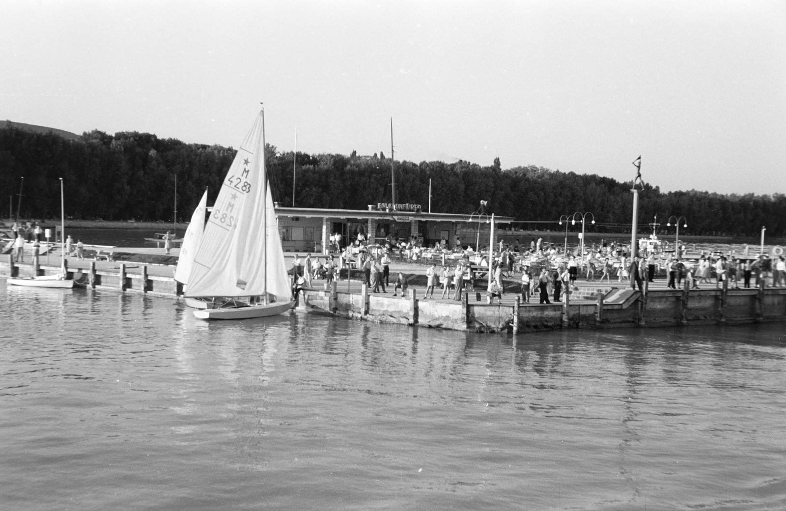 Magyarország, Balatonfüred, kikötő., 1963, Szalontai Tamás, helységnév tábla, vitorláshajó, kikötő, várakozás, Fortepan #301834