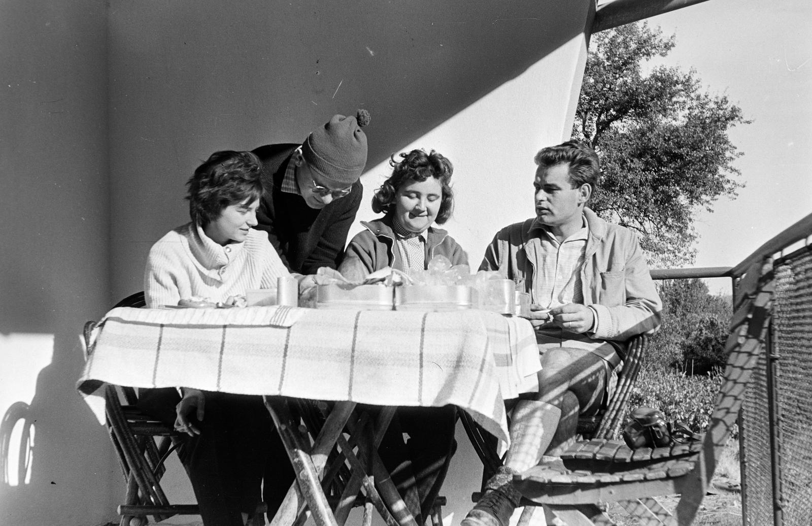 Hungary, a Bányász Természetbarát Szövetség kulcsos háza., 1963, Szalontai Tamás, meal, table, sunshine, Fortepan #301838