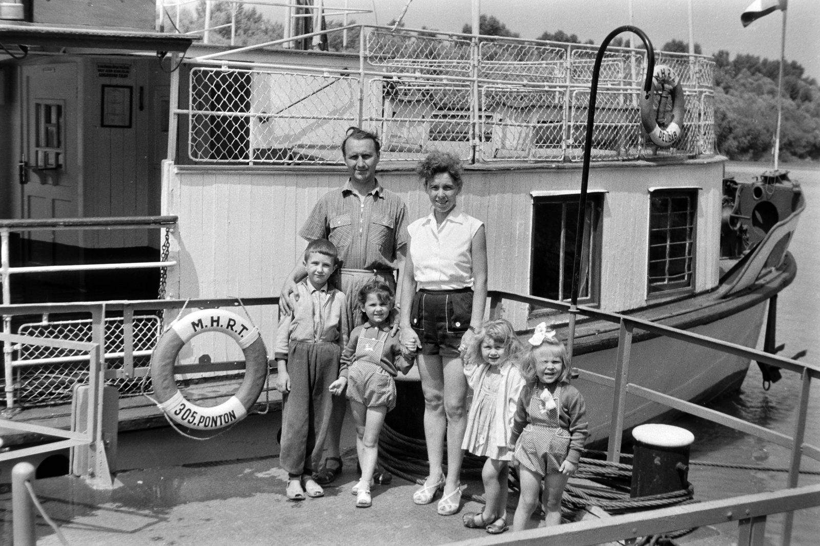 Hungary, Mártély, Tisza-part, a kikötőben a Délibáb motoros személyhajó., 1959, Németh Tamás, ship, family, lifebelt, Délibáb/Megyer/Bratislava ship, Fortepan #30185