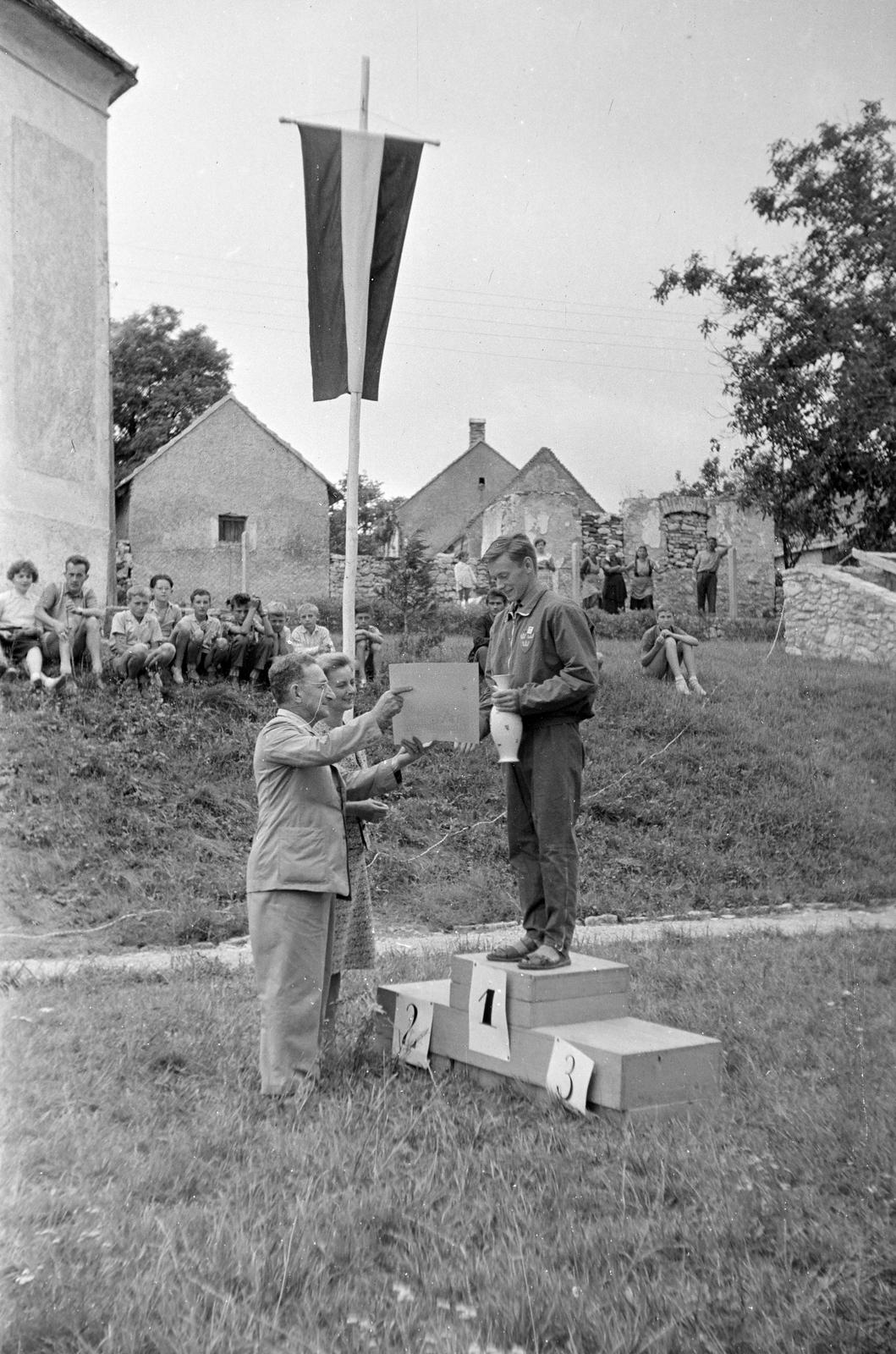 1964, Szalontai Tamás, announcement of results, stand, Fortepan #301868
