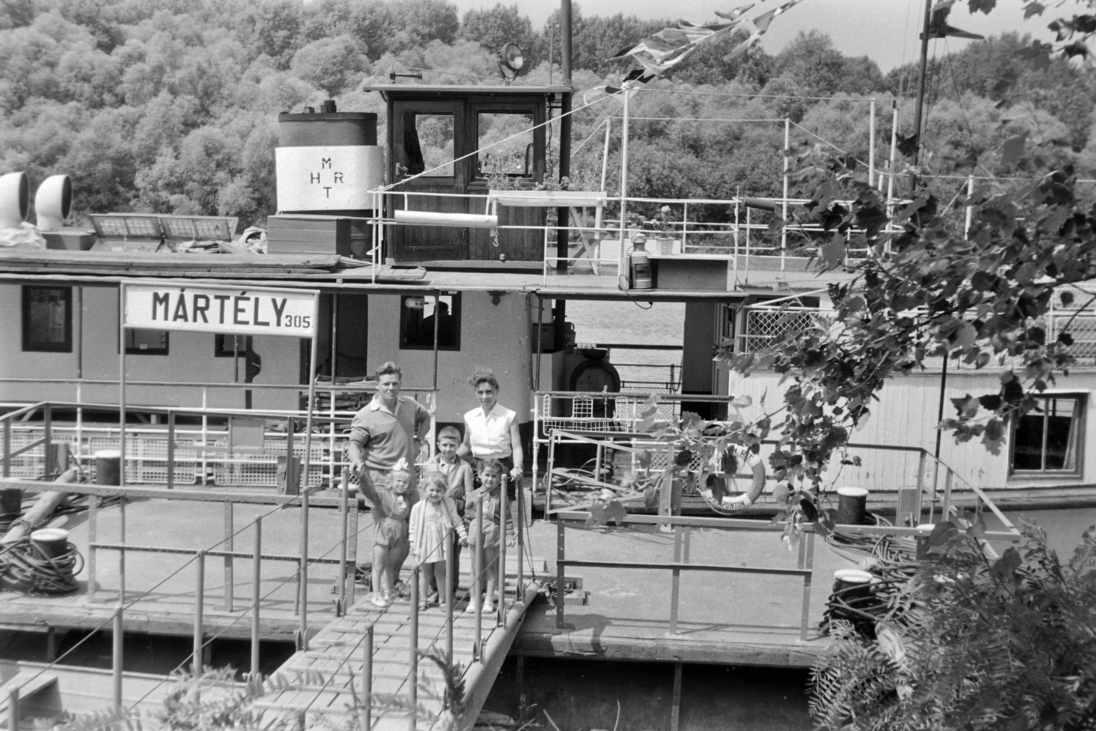Hungary, Mártély, Tisza-part, a kikötőben a Délibáb motoros személyhajó., 1959, Németh Tamás, ship, family, Délibáb/Megyer/Bratislava ship, place-name signs, port, Fortepan #30187