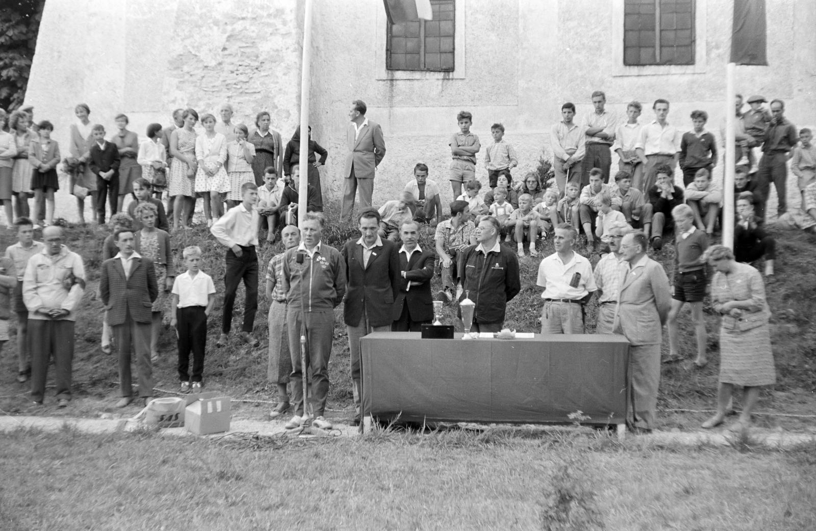 1964, Szalontai Tamás, asztal, szónok, serleg, bámészkodás, Fortepan #301871