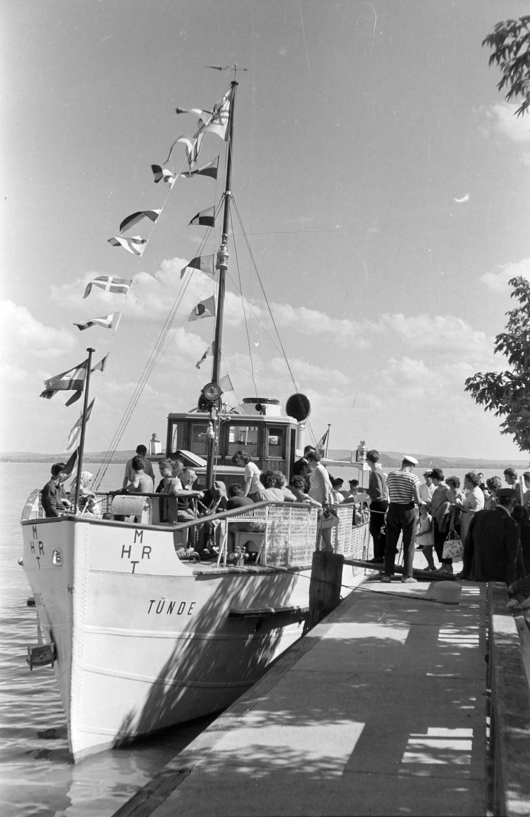 Magyarország,Balaton, Révfülöp, hajóállomás, Tünde motoros személyhajó., 1964, Szalontai Tamás, zászlódísz, Tünde hajó, sétahajó, Fortepan #301872