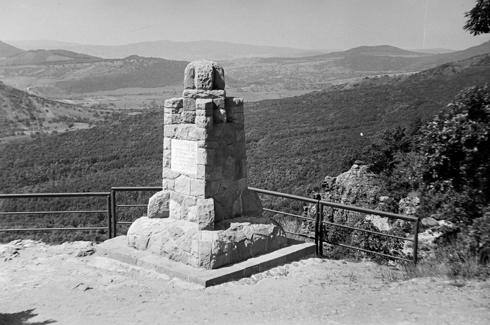 Magyarország, Pomáz, Kő-hegy, Petőfi pihenő és kilátó., 1964, Szalontai Tamás, emlékmű, pihenőhely, Fortepan #301895