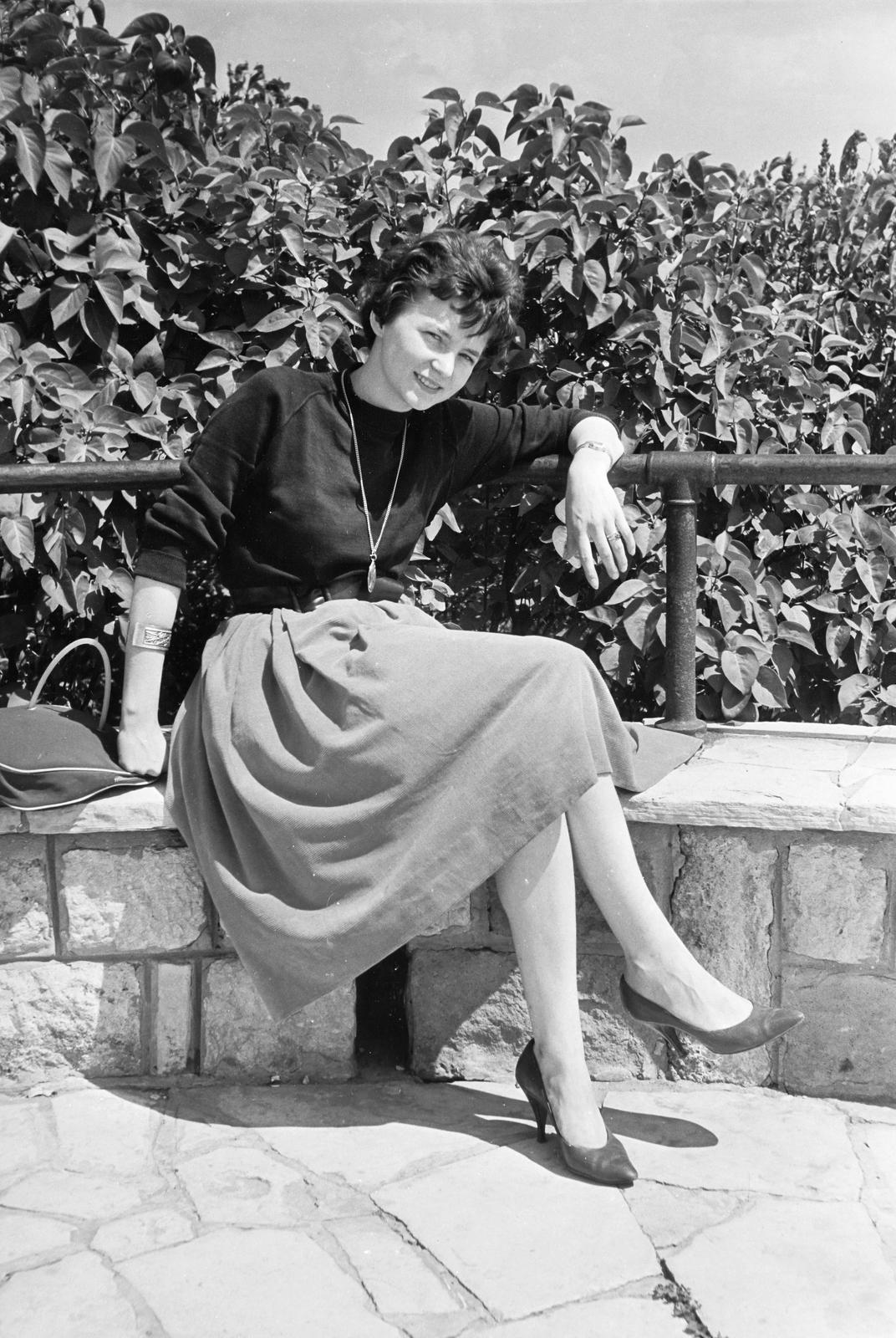 1964, Szalontai Tamás, elegancia, falon ülni, hölgy, Fortepan #301900