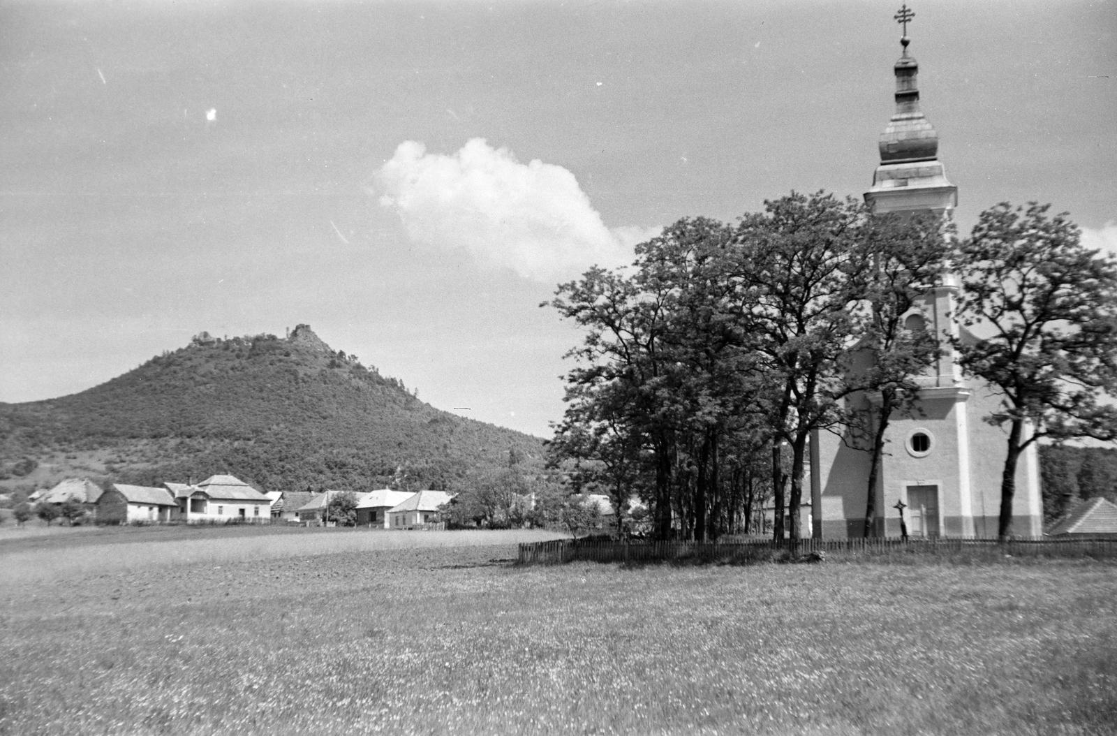 Hungary, Mogyoróska, balra a Regéci vár, jobbra a görögkatolikus templom látható., 1964, Szalontai Tamás, mountain, church, picture, Fortepan #301911