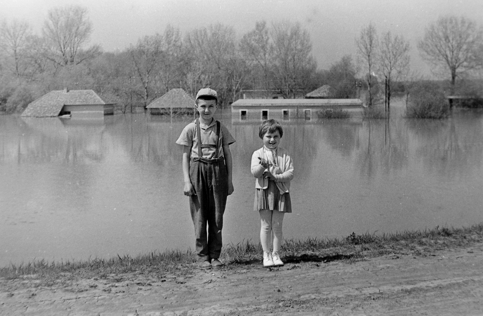 1964, Németh Tamás, víztükör, árvíz, gyerekek, fiú, lány, vízpart, kettős portré, Fortepan #30193