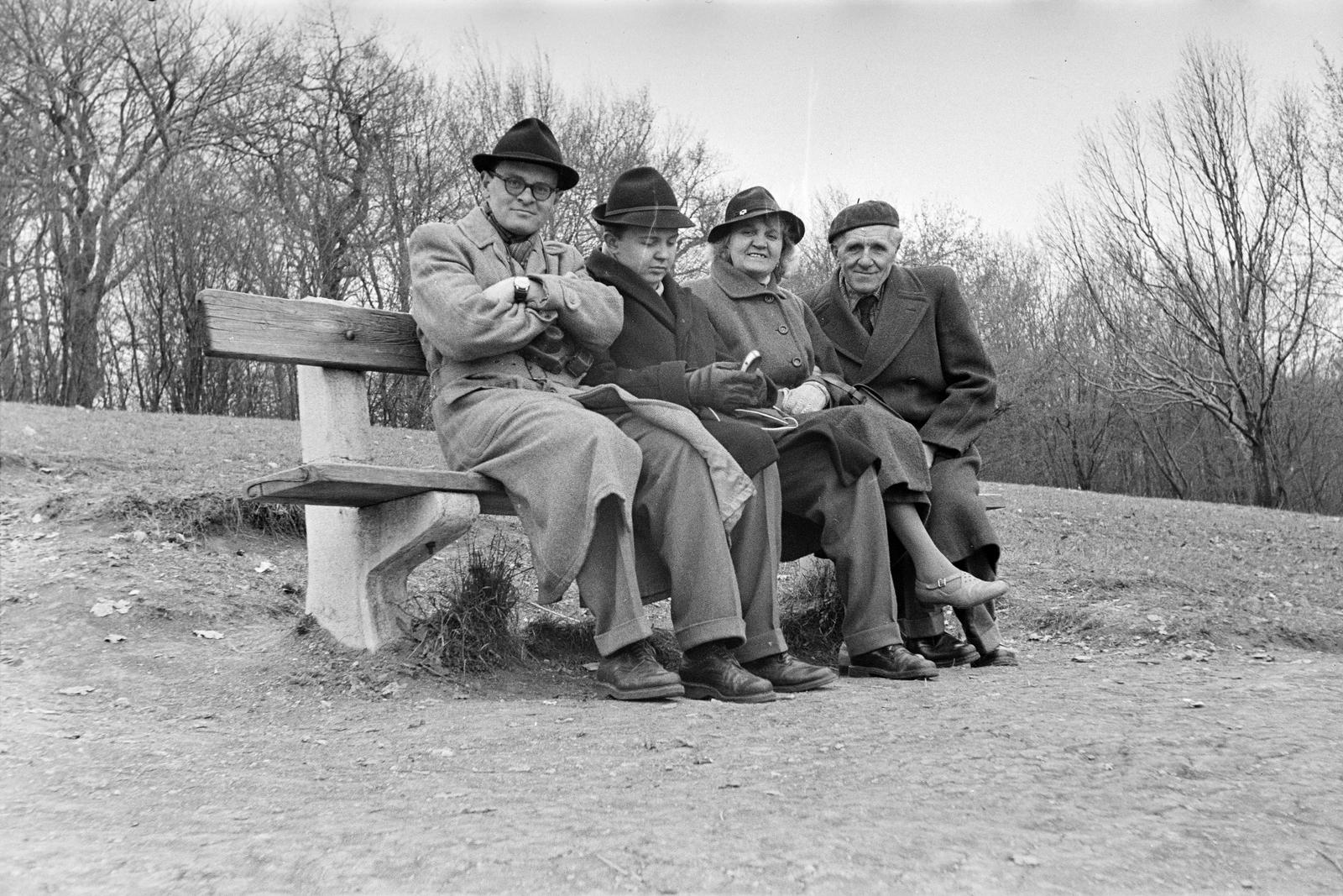 1959, Szalontai Tamás, télikabát, karóra, fényképezőgép, pad, család, Fortepan #301947