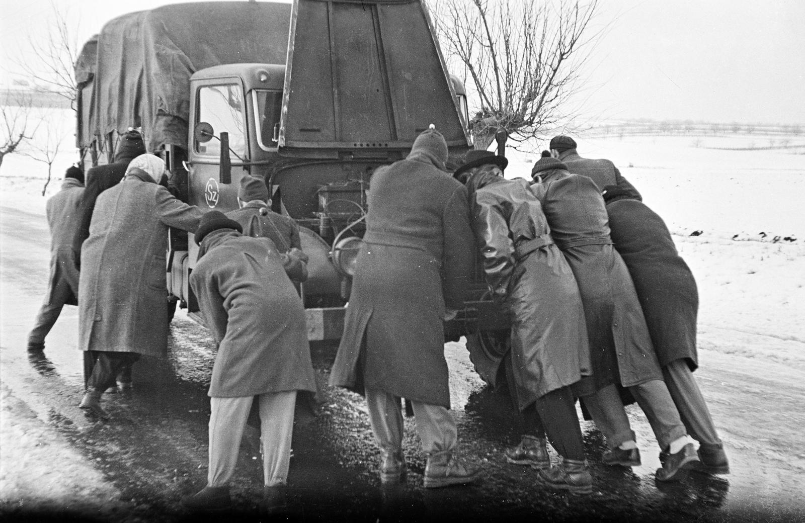 1959, Szalontai Tamás, push starting, Fortepan #301948