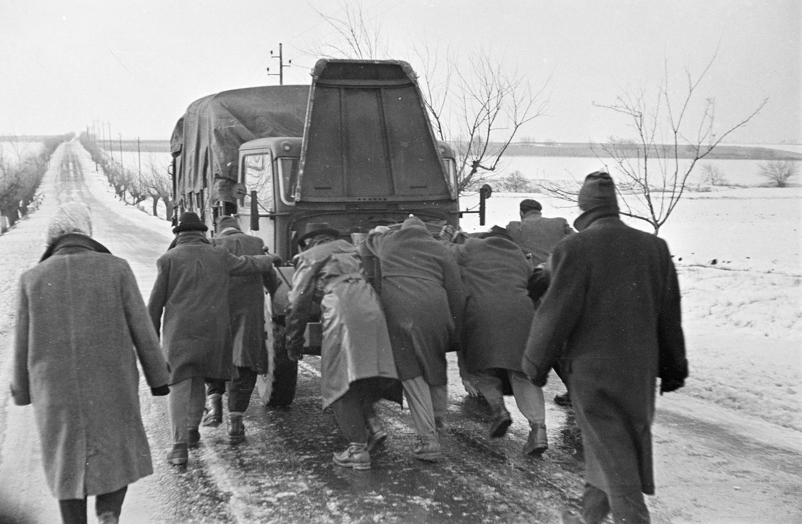 1959, Szalontai Tamás, Best of, men, Csepel-brand, push starting, Fortepan #301949