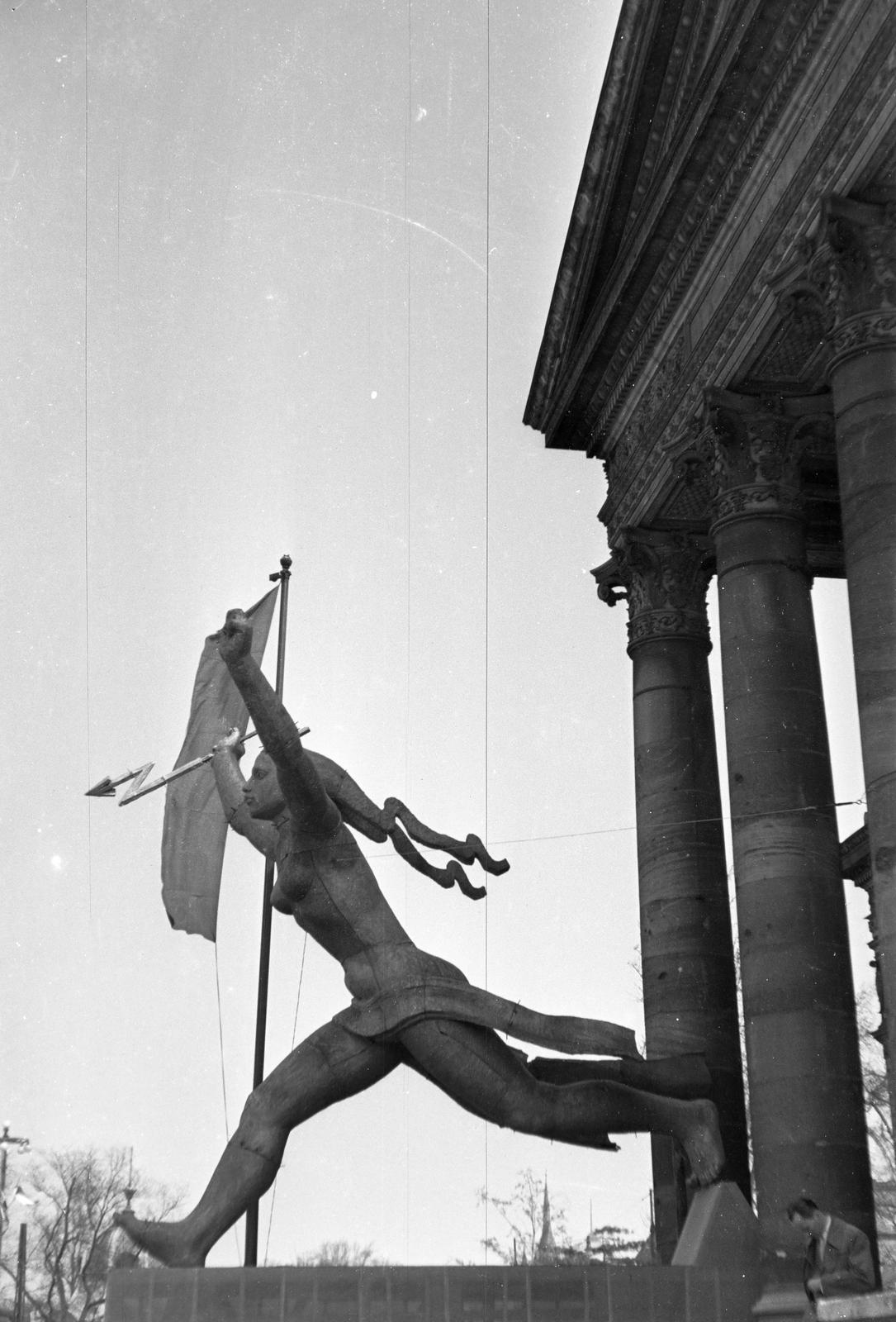 Hungary, Budapest XIV., Hősök tere, a felvétel a Műcsarnok előtt készült a Tavaszi Tárlat alkalmával. Vilt Tibor szobrászművésznek a Tiszalöki vízerőmű Energia című hétméteres szobrához készült modellje., 1957, Szalontai Tamás, nude figure, female figure, sculpture, Budapest, Fortepan #301953