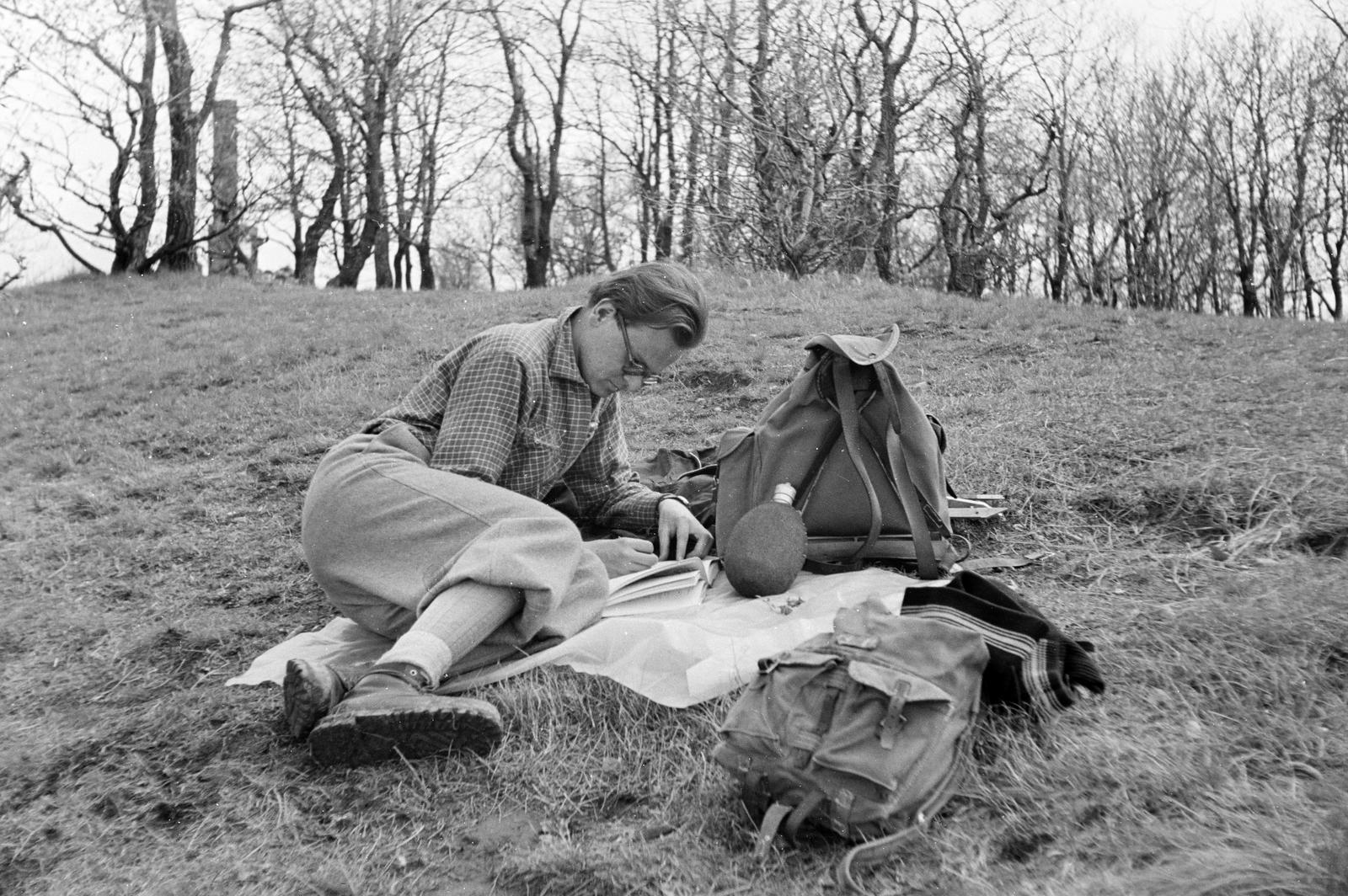 Magyarország, Visegrádi-hegység, a felvétel a Vörös-kőnél készült., 1960, Szalontai Tamás, hátizsák, írás, kulacs, turista, Fortepan #301959