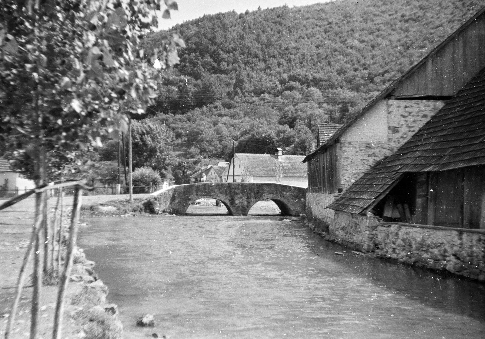Hungary, Jósvafő, híd a Jósva patak felett., 1960, Szalontai Tamás, stone bridge, wood shingles, shore, Fortepan #301961
