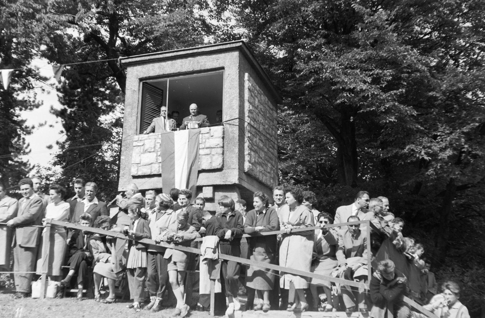 Hungary, Budapest XII., Svábhegy, versenybírói torony a síugró sáncnál., 1960, Szalontai Tamás, national emblem, audience, railing, Budapest, Fortepan #301965