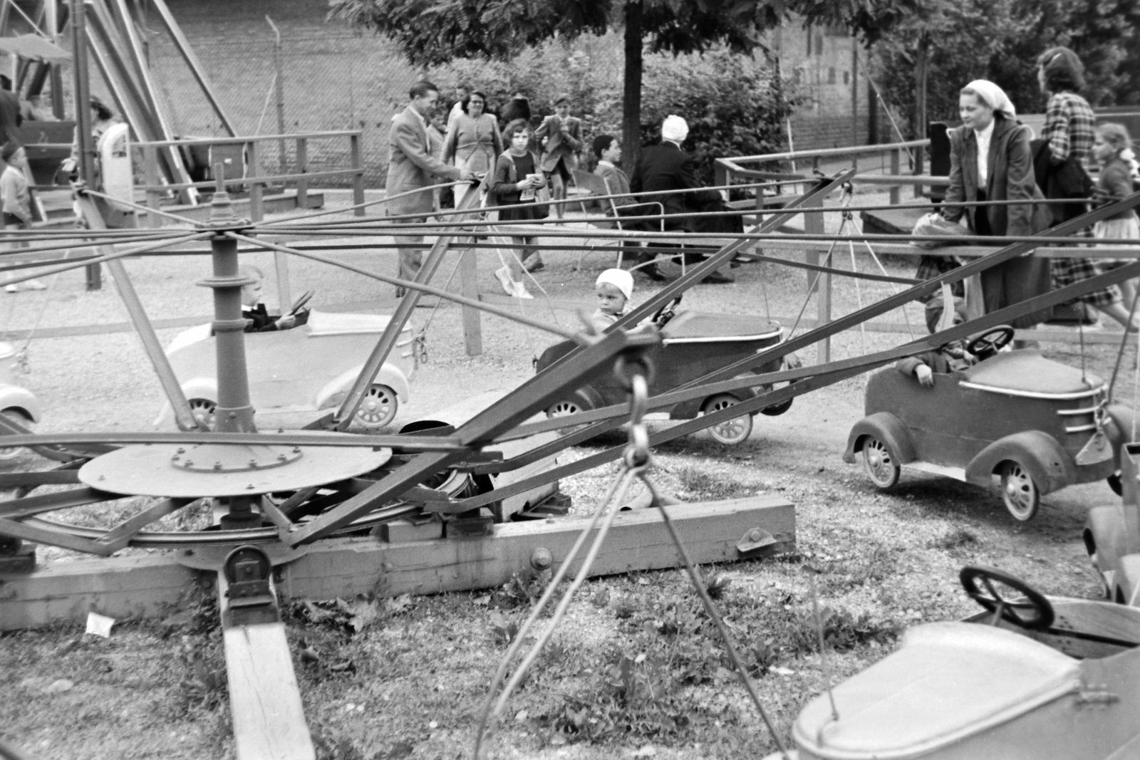 Hungary, Budapest XIV., Kis vidámpark., 1957, Németh Tamás, Budapest, model car, carousel, Fortepan #30197