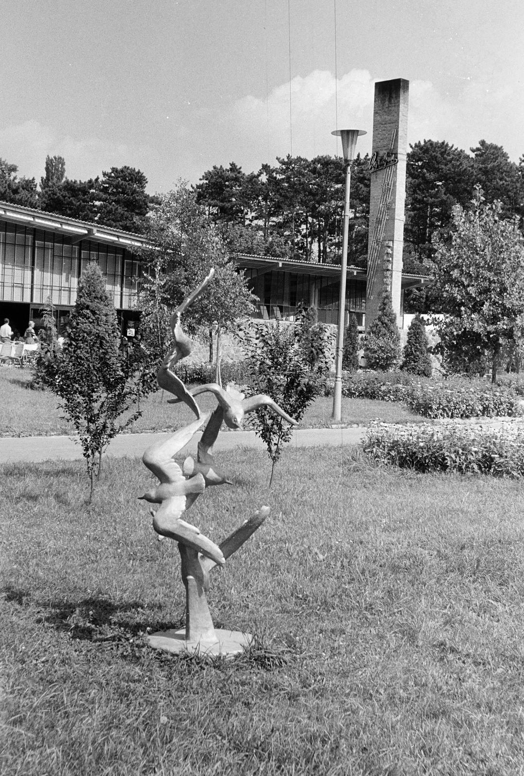 Magyarország, Balatonföldvár, Cseh István szobrászművész alkotása a Sirályok (1961), háttérben a Motel étterme., 1961, Szalontai Tamás, madár, szobor, Fortepan #301985