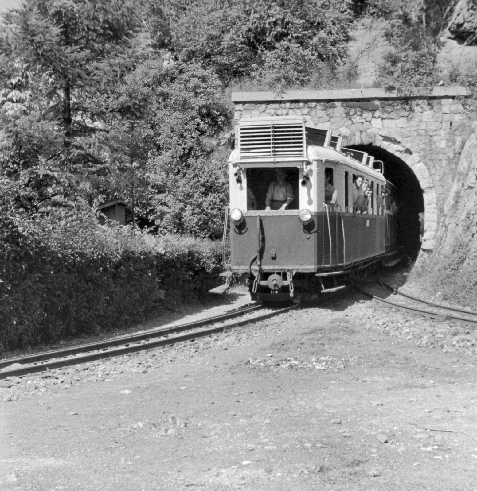 Hungary, Lillafüred, Miskolc, a Lillafüredi Állami Erdei Vasút alagútja. 1928-ban gyártott Ganz motorkocsi., 1957, Németh Tamás, railway, Hungarian brand, tunnel, rail, coach, Ganz-brand, diesel locomotive, narrow-gauge railway, LÁEV-organisation, Fortepan #30199