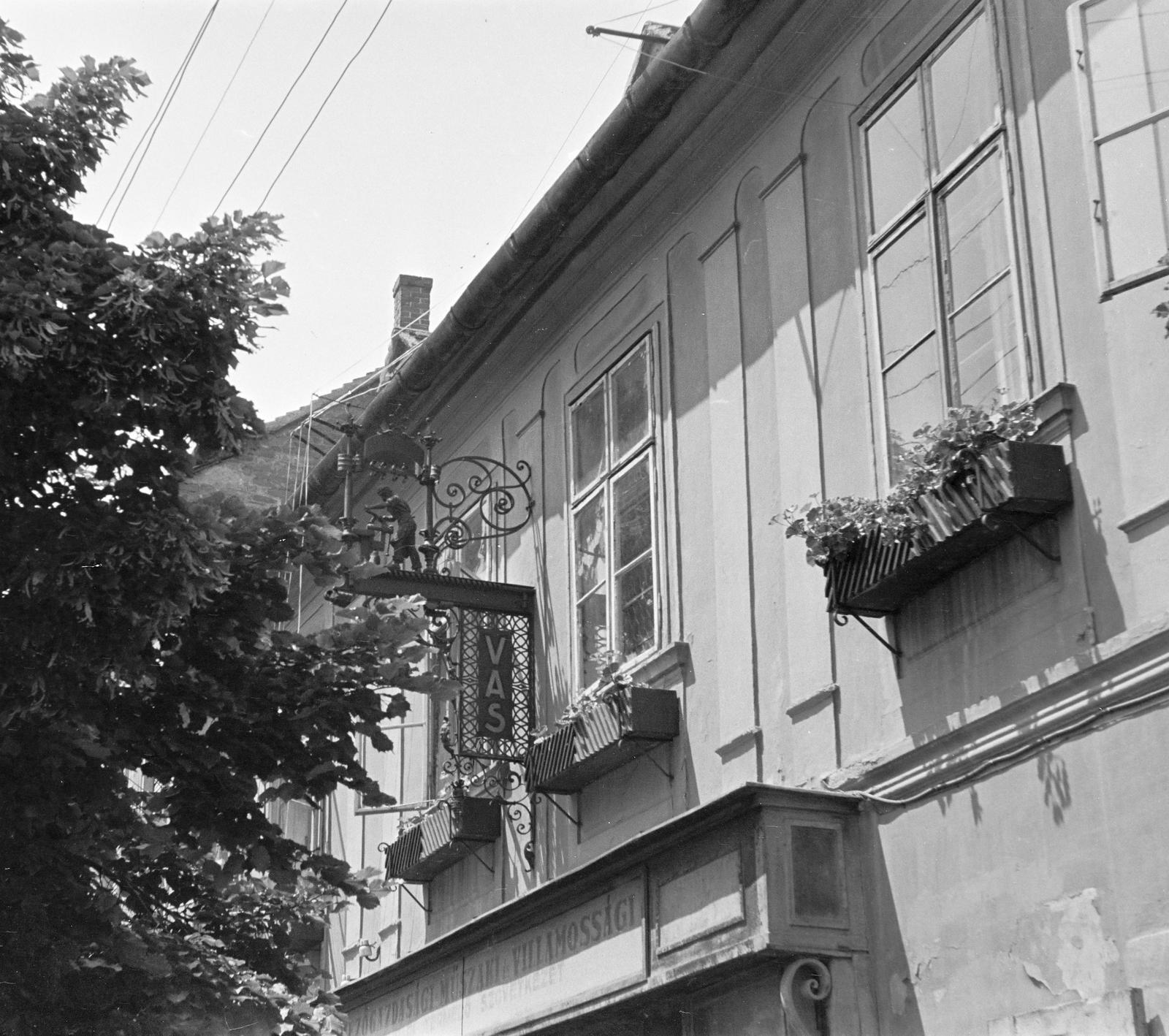 Hungary, Kőszeg, Várkör 69., az egykori Heidenreich lakatosműhely cégére a Lauringer-házon., 1961, Szalontai Tamás, Fortepan #301990