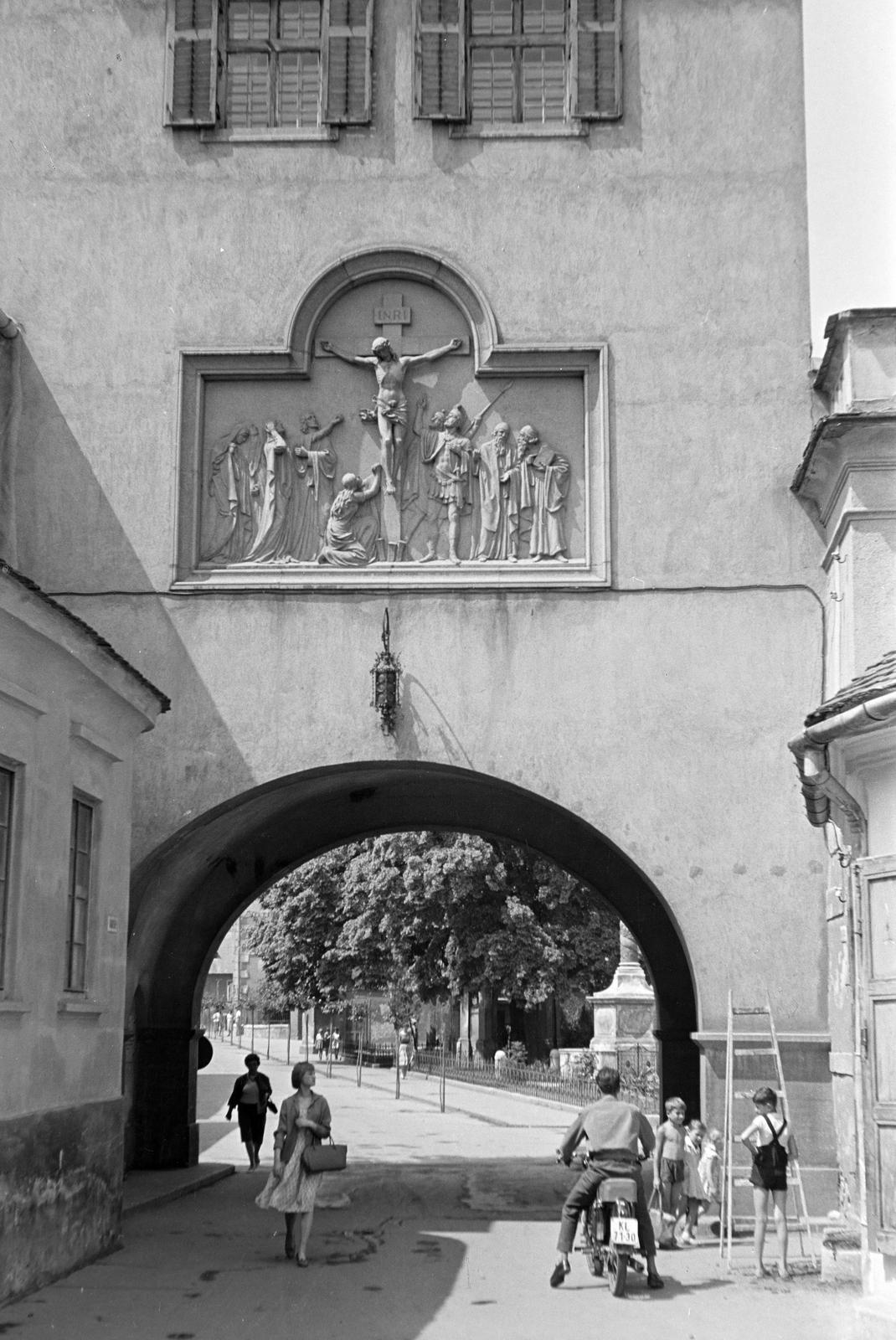 Hungary, Kőszeg, Városház utca, Hősök kapuja., 1961, Szalontai Tamás, Jesus Christ-portrayal, passage, relief, arch, Fortepan #301991