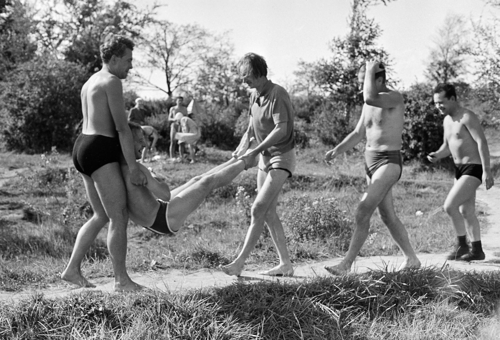 1961, Szalontai Tamás, tréfálkozás, félmeztelen, Fortepan #301997