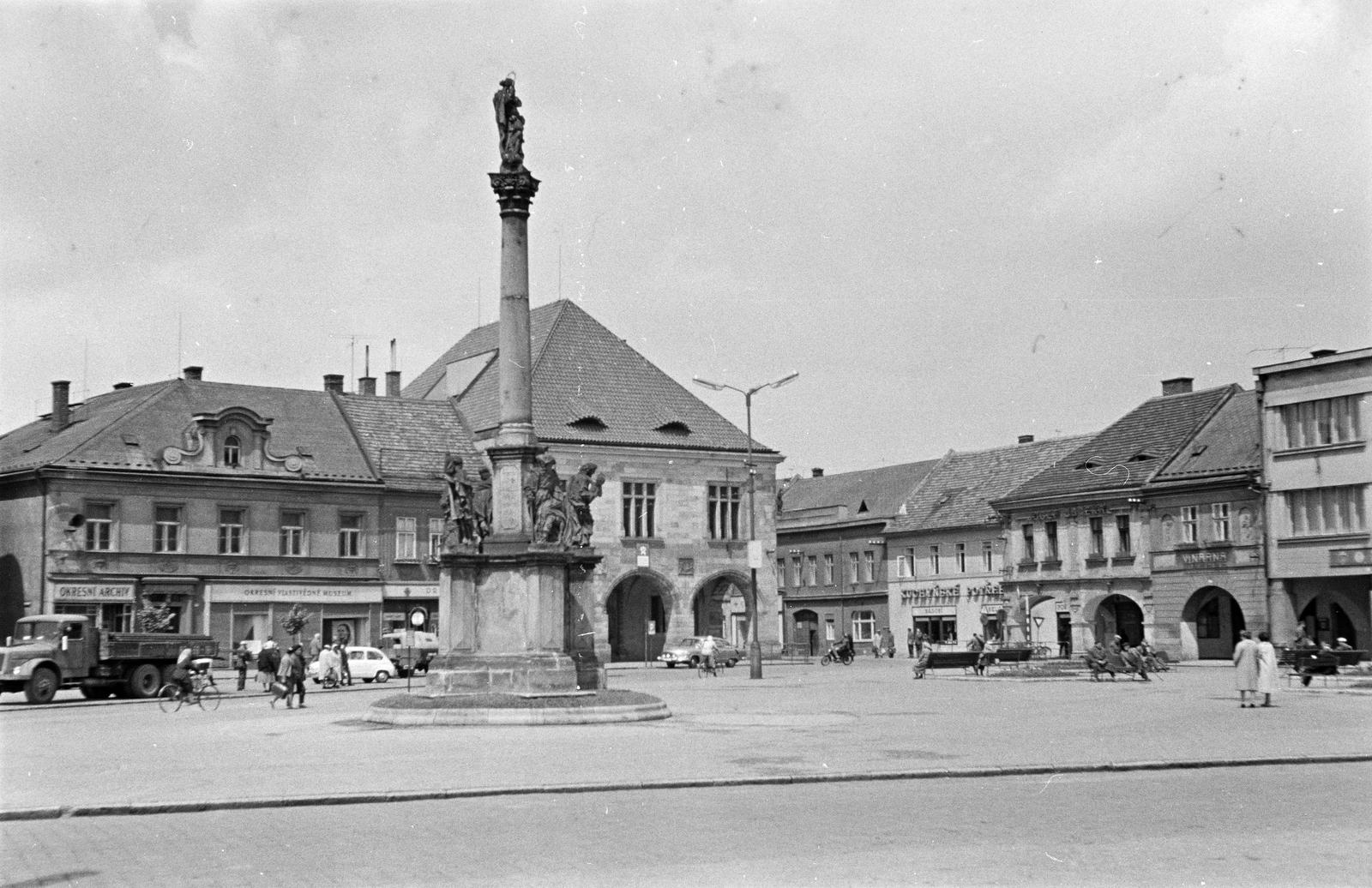 Csehország, Nymburk, Náměstí Přemyslovců., 1960, Szalontai Tamás, tér, műemlék, oszlop, Fortepan #301999