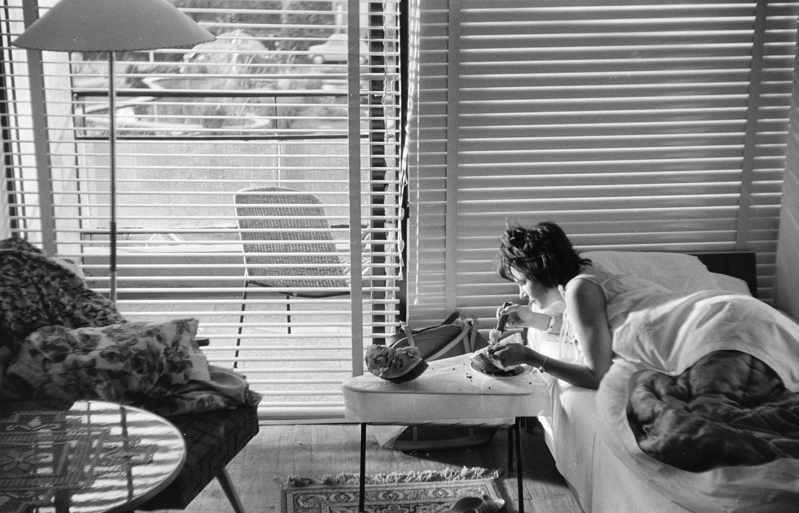 Magyarország,Balaton, Siófok, Glatz Henrik utca, a felvétel a Motel egyik szobájában készült., 1961, Szalontai Tamás, Best of, ágy, dinnye, ablak árnyékoló, étkezés, Fortepan #302008