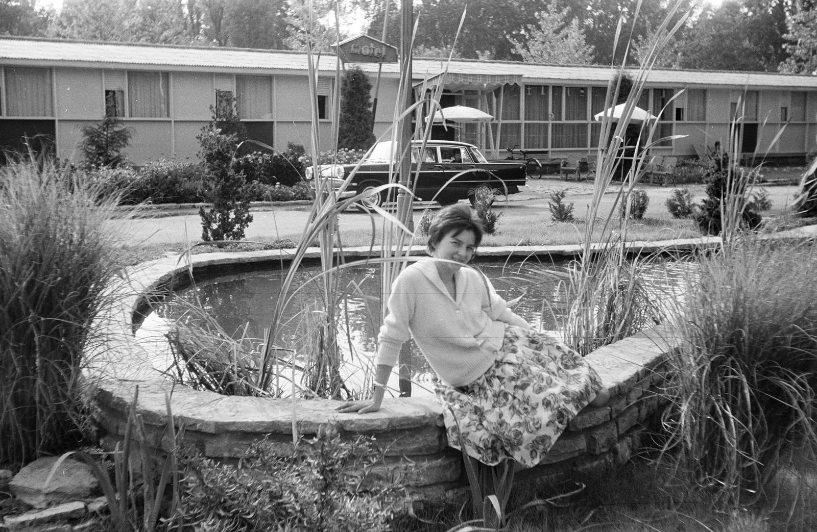 Hungary,Lake Balaton, Siófok, Glatz Henrik utca, a felvétel a Motel előtti parkban készült., 1961, Szalontai Tamás, sitting on a wall, pool, automobile, Fortepan #302011