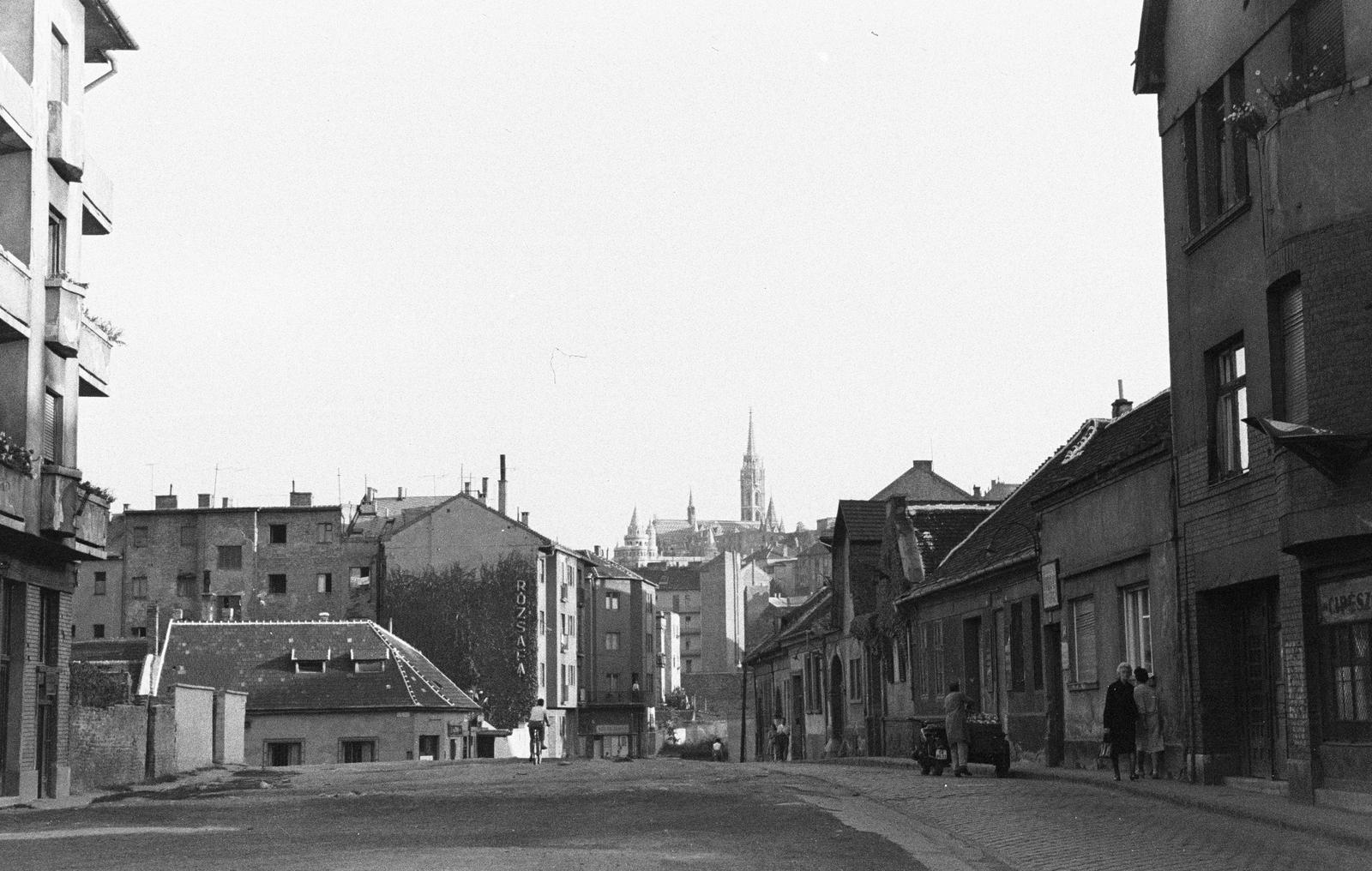 Hungary, Budapest II., Horvát utca, távolban a Halászbástya és a Mátyás-templom látható., 1965, Szalontai Tamás, street view, Budapest, Fortepan #302015