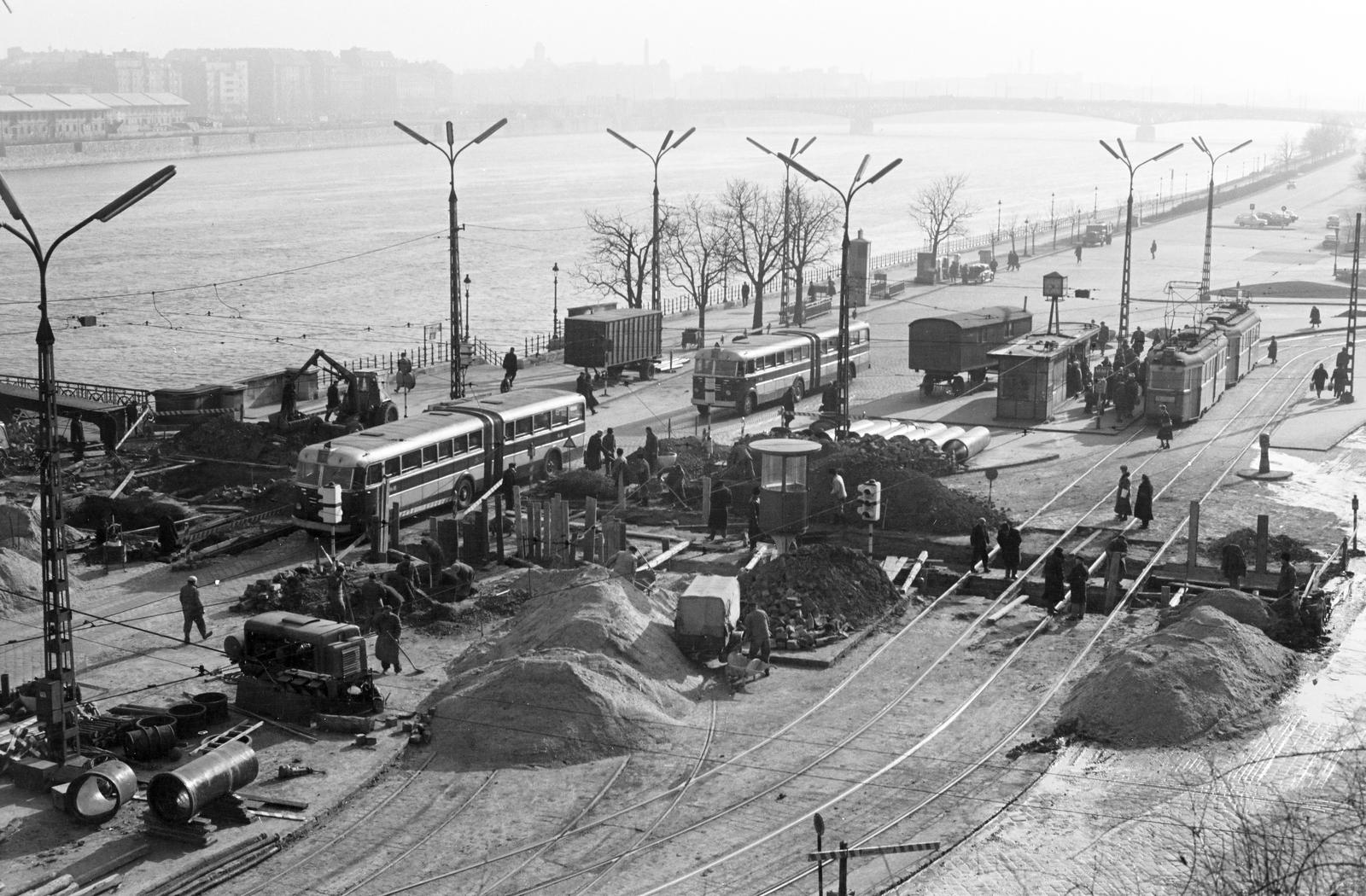 Magyarország, Budapest XI., Szent Gellért tér, közműépítés., 1965, Szalontai Tamás, csibilámpa, utcai lámpa, építőanyag, autóbusz, köztéri óra, építkezés, villamos, sínpálya, Budapest, Fortepan #302020