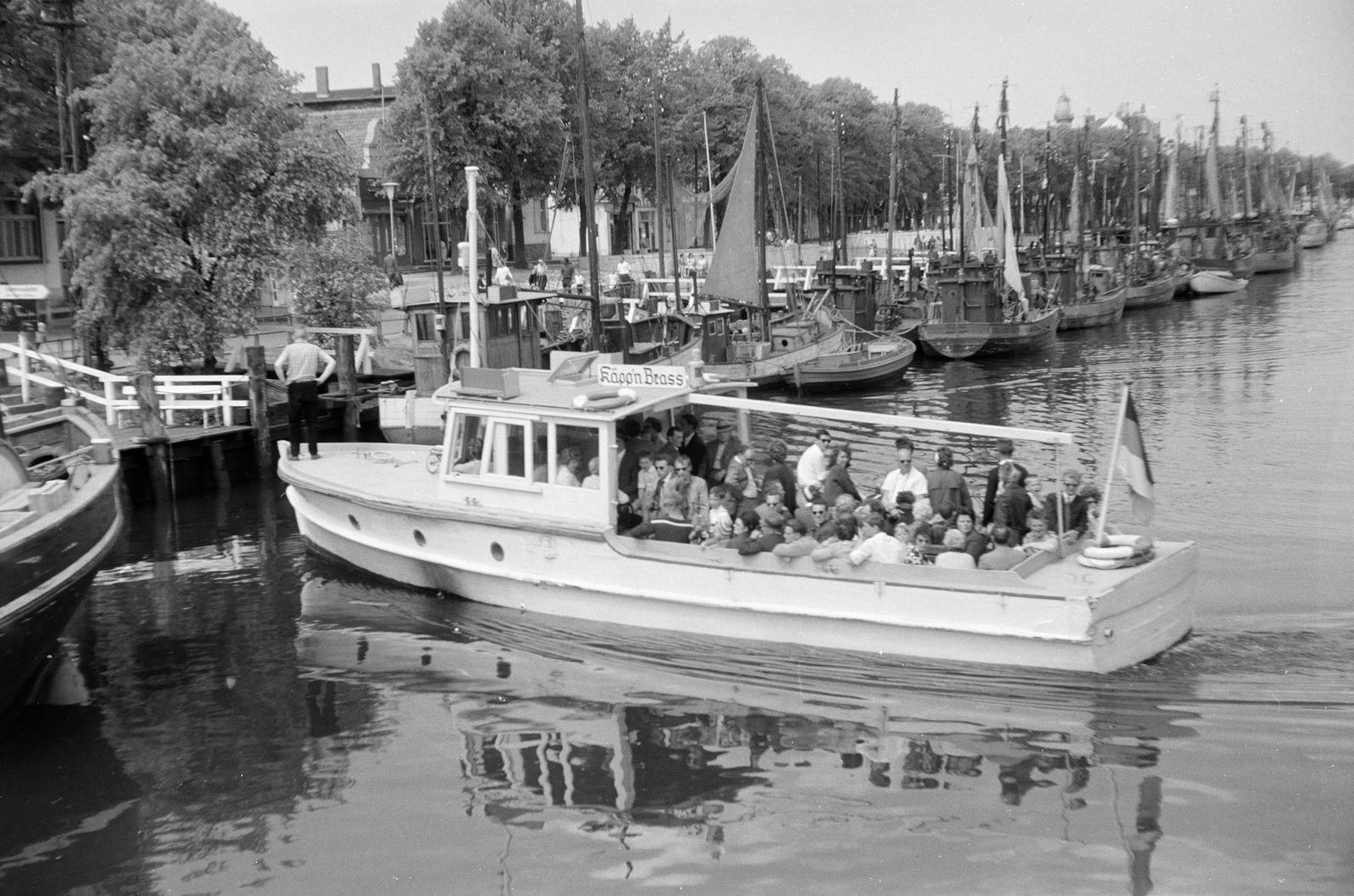 Germany, Rostock,Warnemünde, az Alter Strom kikötő., 1965, Szalontai Tamás, water bus, Fortepan #302025