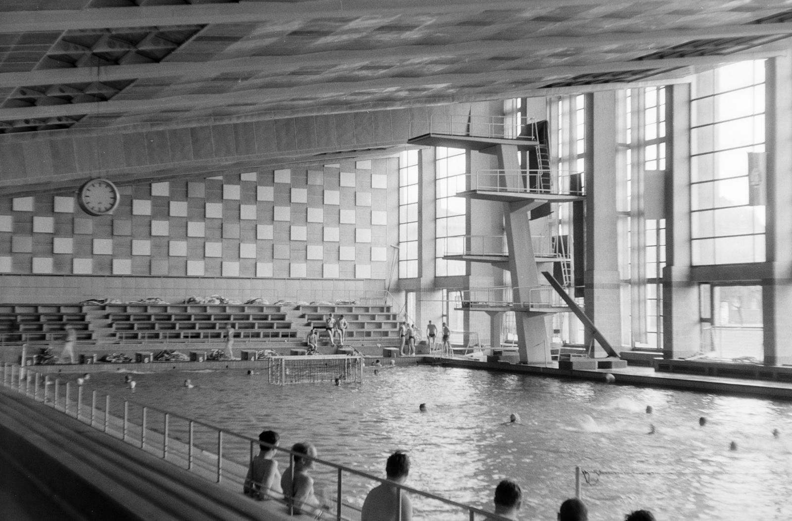 Németország, Magdeburg, Elbe-Schwimmhalle., 1965, Szalontai Tamás, ugródeszka, ugrótorony, uszoda, Fortepan #302031