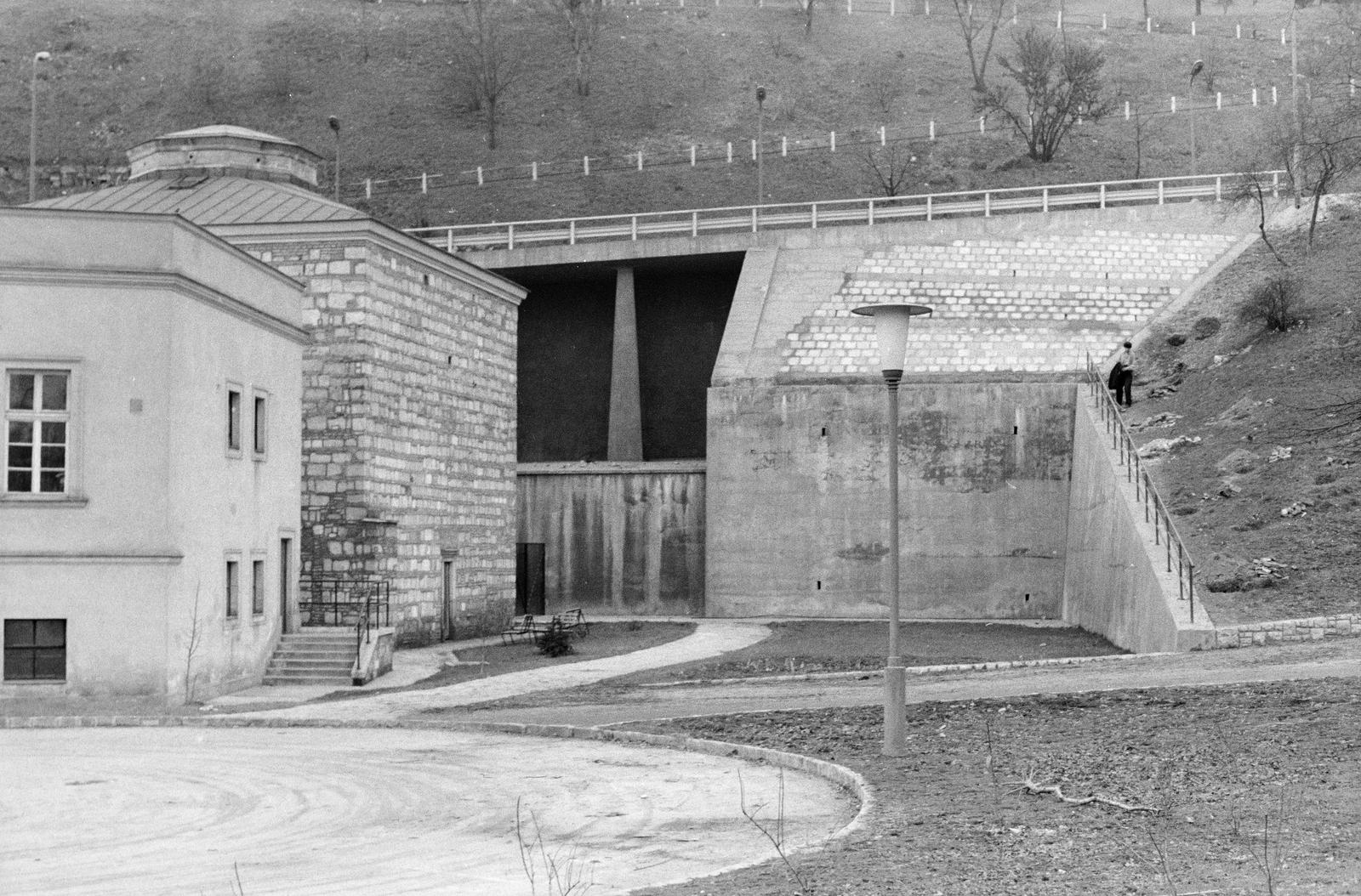 Magyarország, Tabán, Budapest I., Rác fürdő, felette a Hegyalja út melletti szalagkorlát látható., 1963, Szalontai Tamás, Budapest, gyógyfürdő, Fortepan #302037