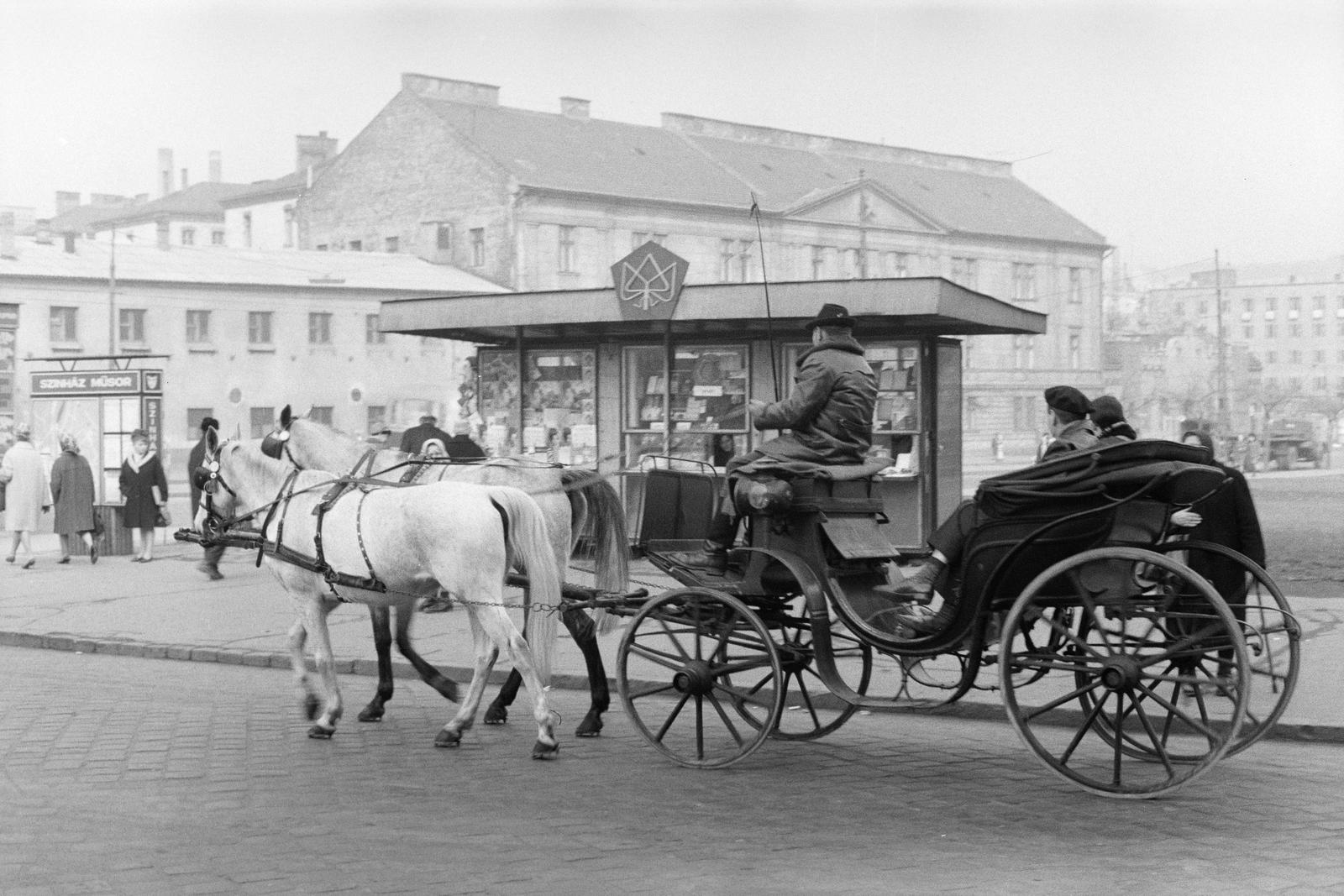 Magyarország, Budapest II., Széna tér, háttérben szemben az egykori Margit körúti bíróság és börtön épülete a Margit körút (Mártírok útja) mellett., 1963, Szalontai Tamás, pavilon, fogat, Budapest, Fortepan #302038