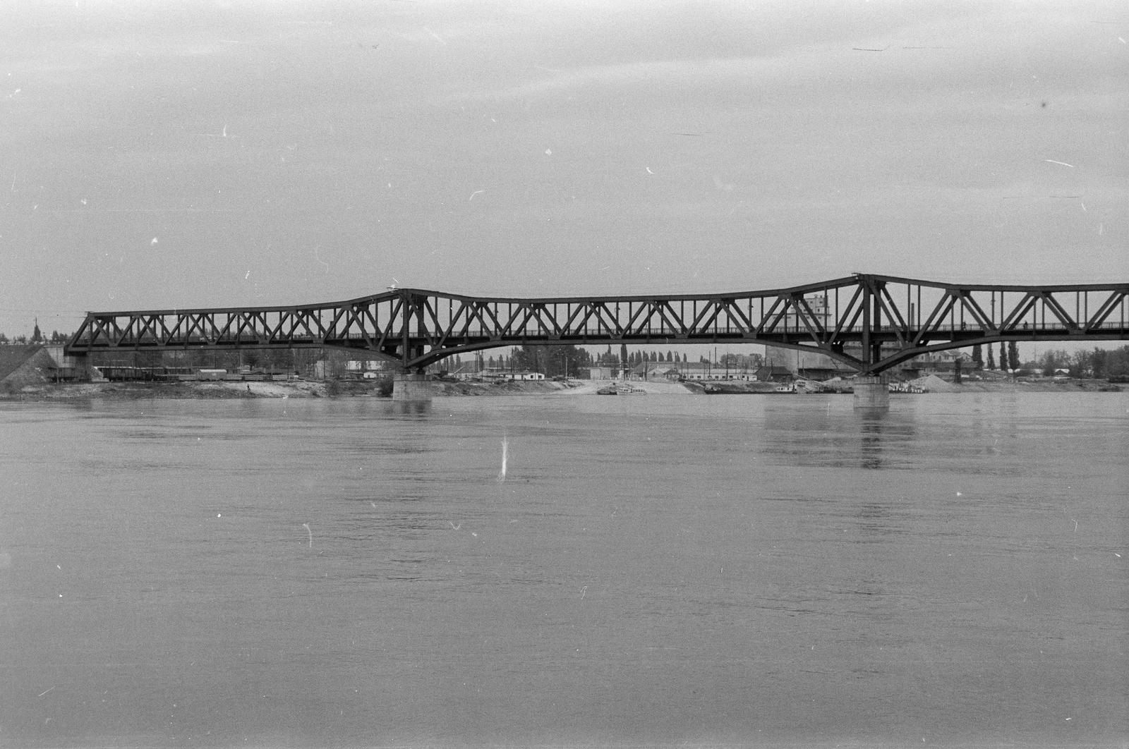 Hungary, Baja, a Duna felett a Türr István híd., 1965, Szalontai Tamás, railway bridge, river, Fortepan #302042