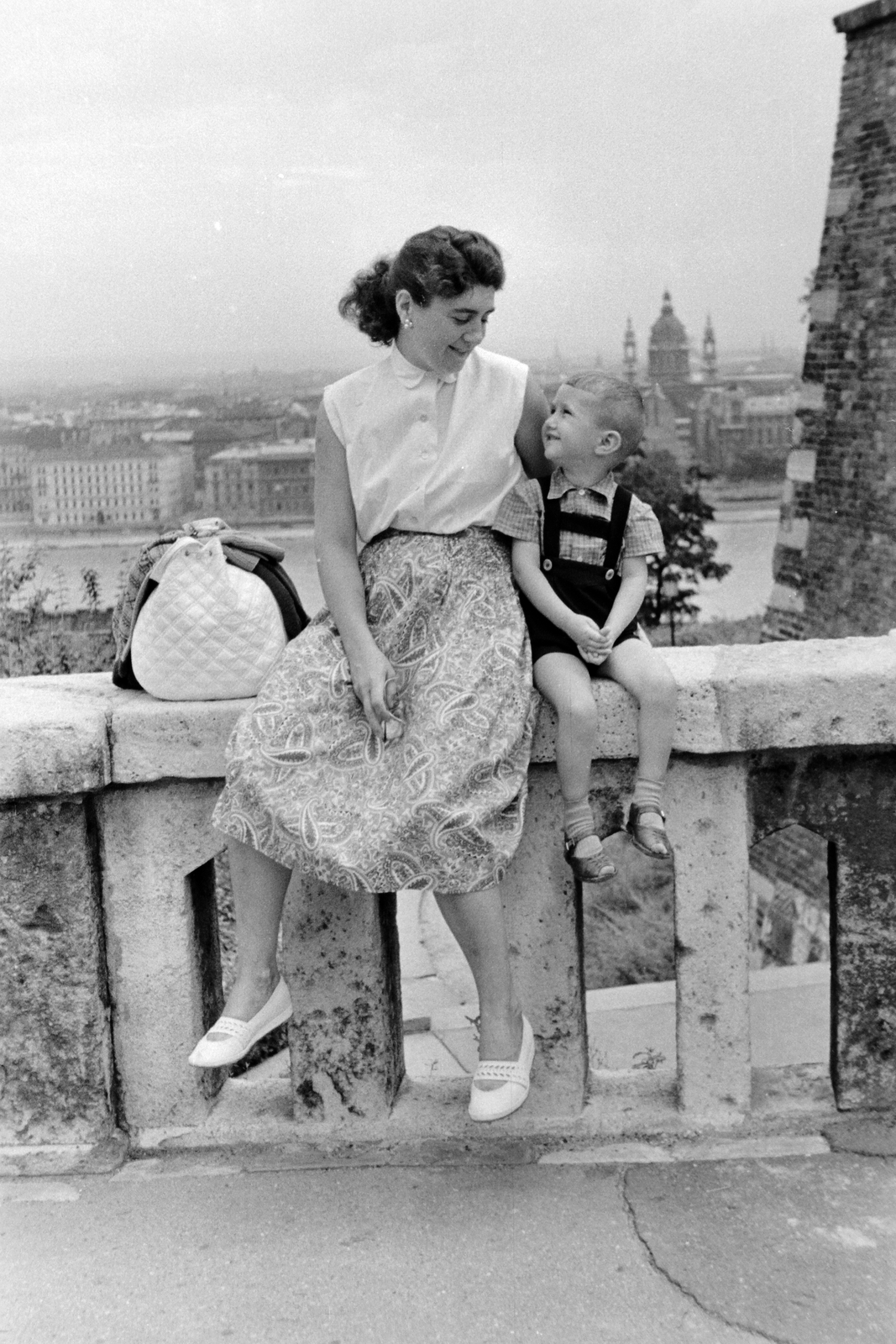 Hungary, Budapest I., Hunyadi János út a Király lépcsőnél., 1956, Németh Tamás, Budapest, kid, mother, sitting on a handrail, Fortepan #30206