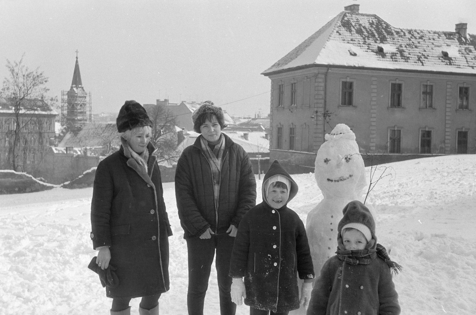 Magyarország, Budapest I., a Donáti utca melletti park, háttérben a 17-es számú ház. Balra a Fő utcai Budai kapucinus templom., 1970, Szalontai Tamás, hóember, Budapest, Fortepan #302072