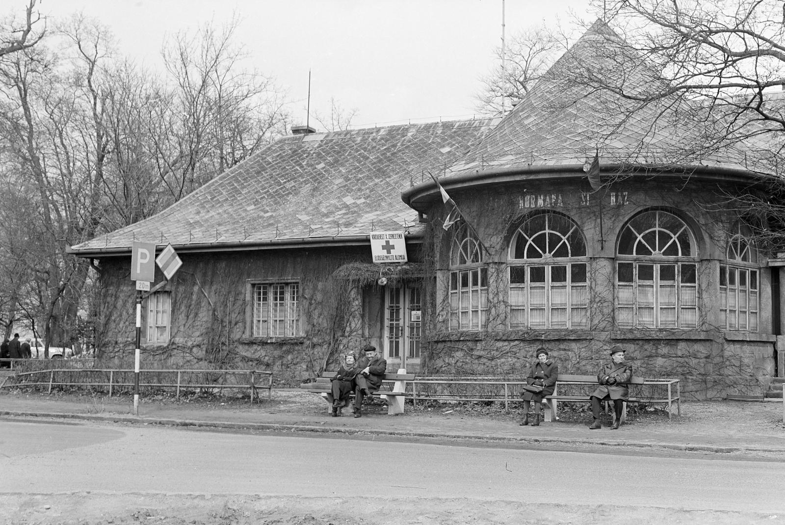 Hungary, Budapest XII., Eötvös út, Normafa síház., 1970, Szalontai Tamás, divided windows, bench, Budapest, Fortepan #302075