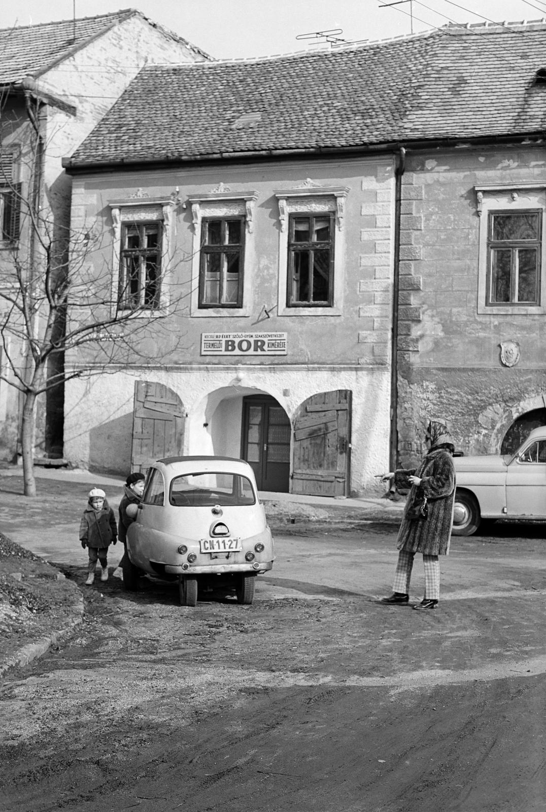 Magyarország, Budakeszi, Kossuth Lajos utca, szemben a Virágvölgy utca 18. számú házban a Keceli Borozó., 1970, Szalontai Tamás, Best of, gyerek, borkimérés, BMW Isetta, fejkendő, rendszám, Fortepan #302076