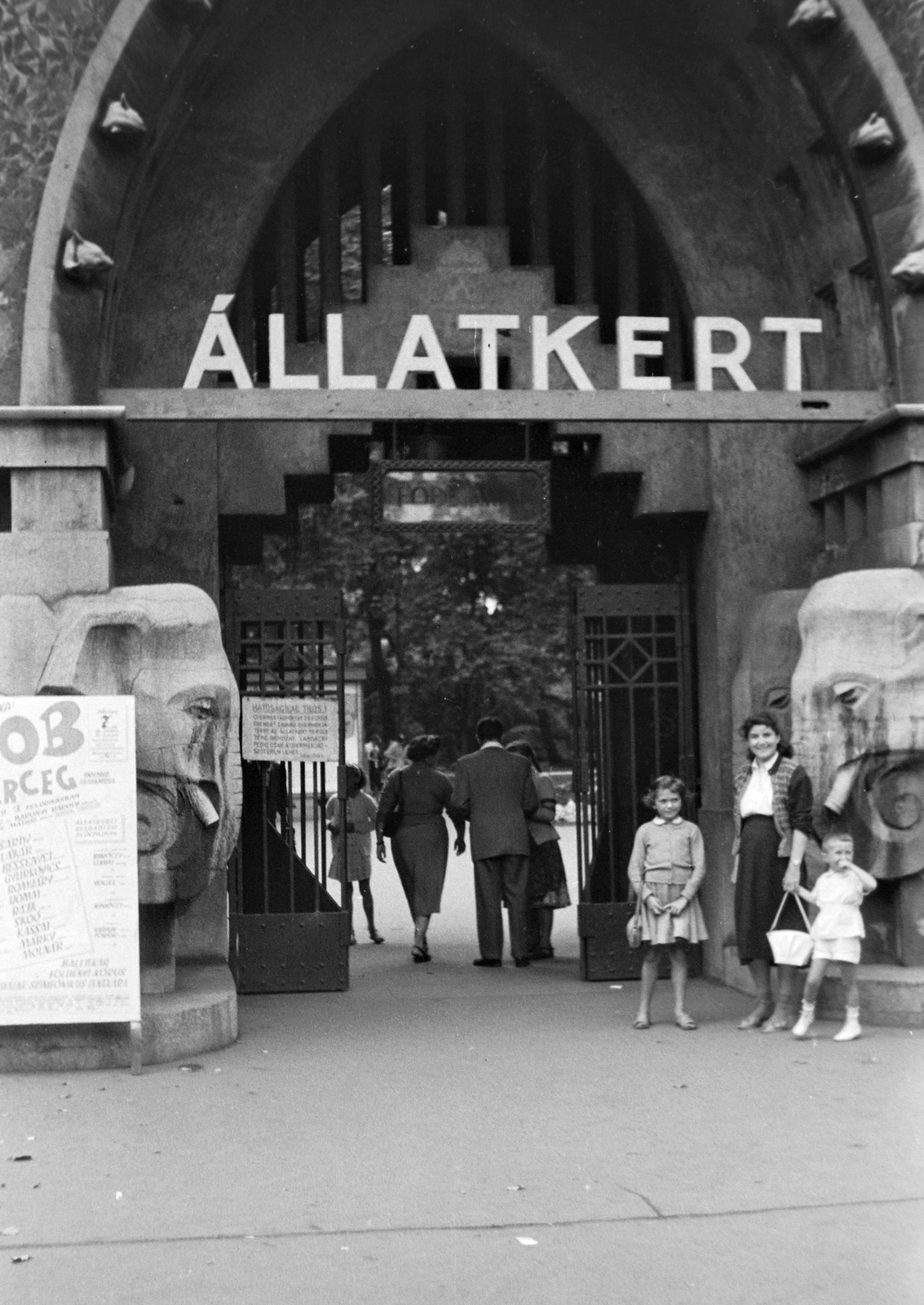 Hungary, Zoo, Budapest XIV., főbejárat., 1957, Németh Tamás, elephant, arch, Budapest, main entrance, stone elephant, pointed arch, poster, Fortepan #30208