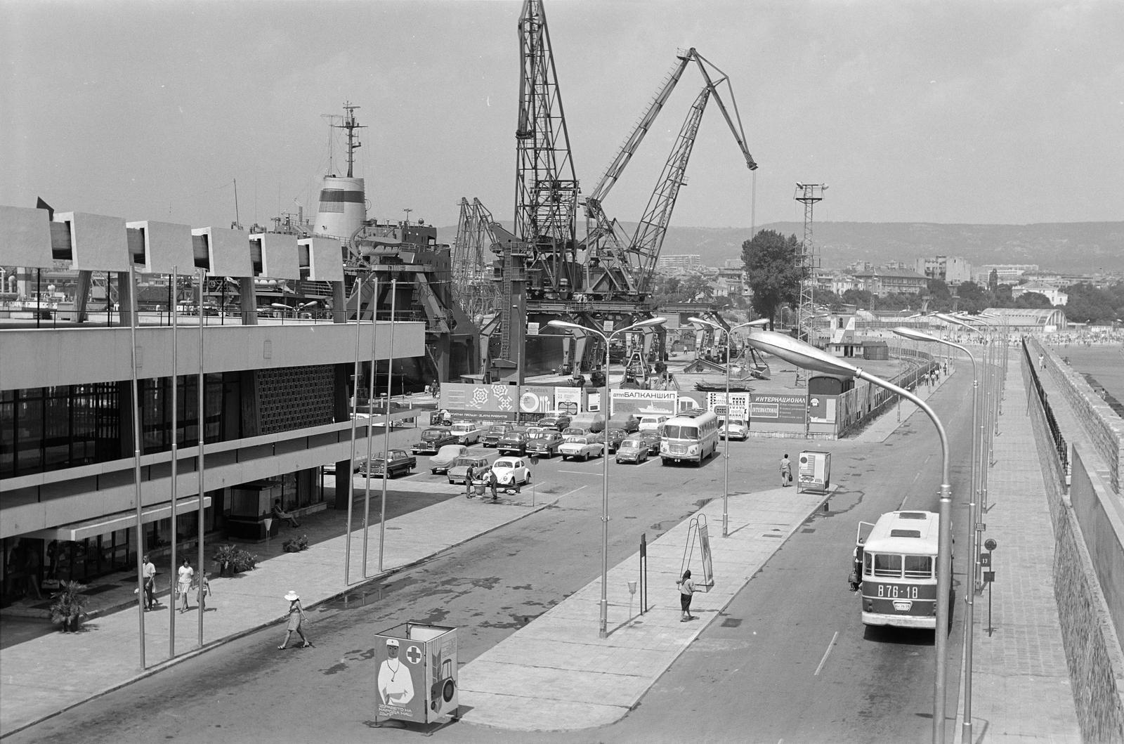 1969, Szalontai Tamás, Cyrillic alphabet, car park, ship crane, modern architecture, Fortepan #302086