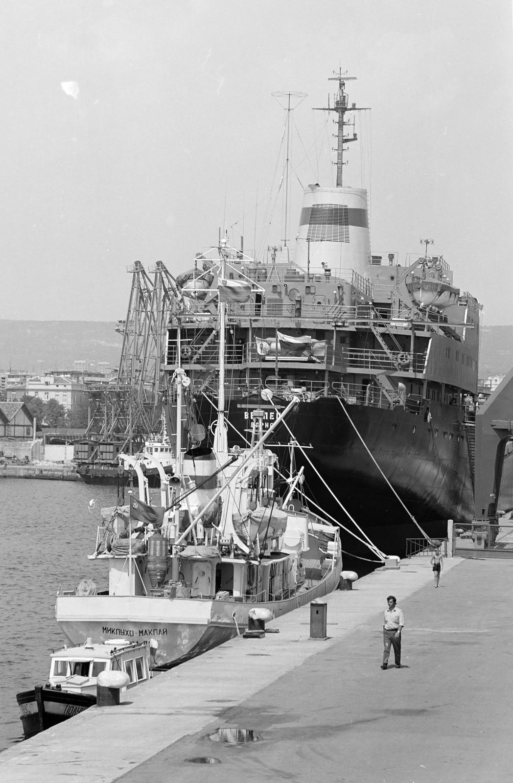 Bulgária, Várna, kikötő., 1969, Szalontai Tamás, óceánjáró hajó, cirill írás, Fortepan #302087