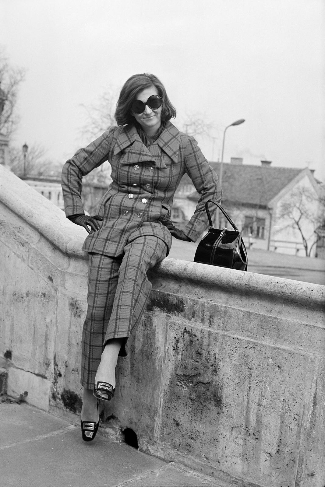 1970, Szalontai Tamás, shades, pantsuit, handbag, sitting on a wall, Fortepan #302091