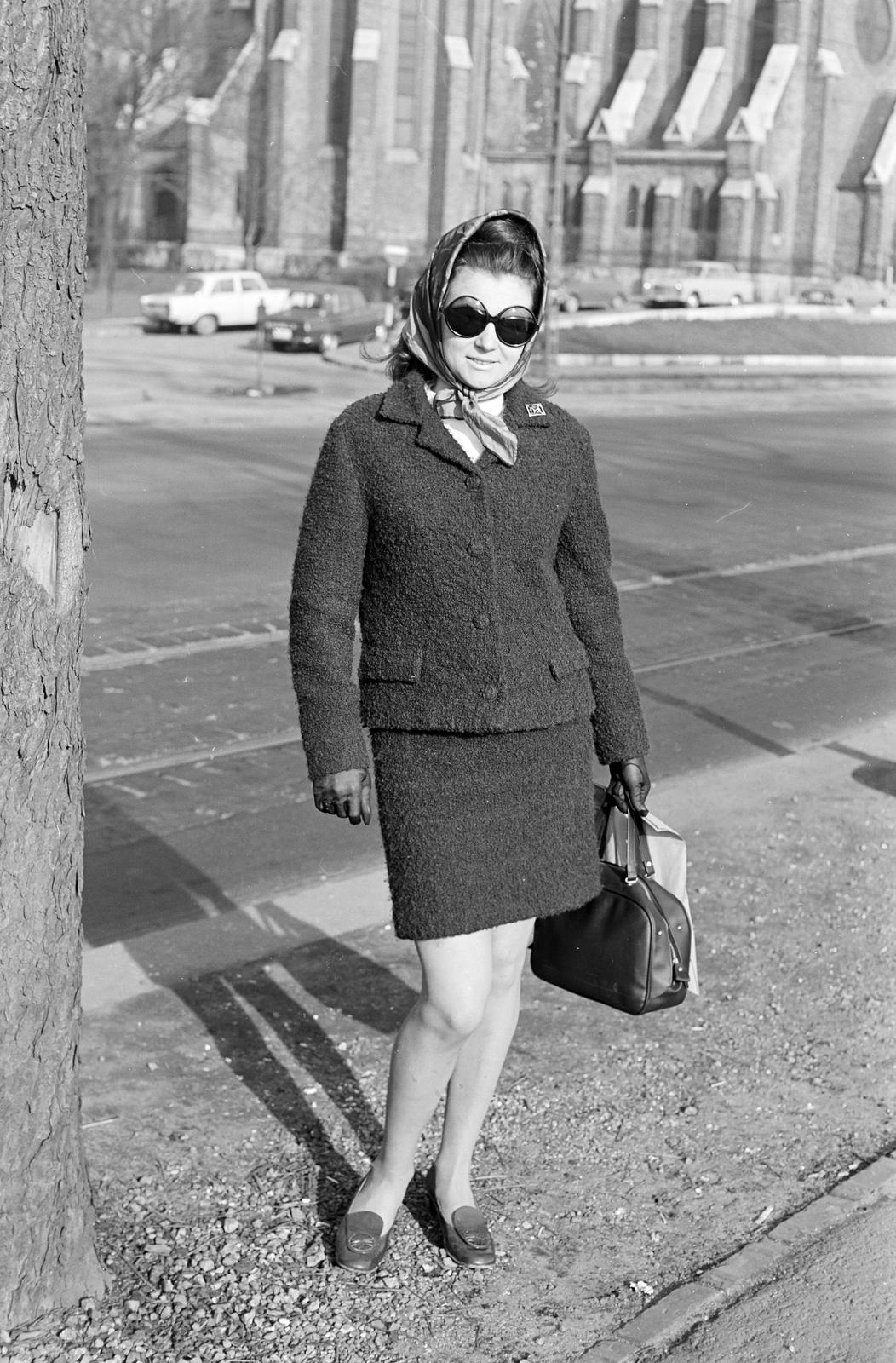 Hungary, Budapest I., Bem rakpart, háttérben a Szilágyi Dezső téri református templom., 1970, Szalontai Tamás, costume, Budapest, Fortepan #302093