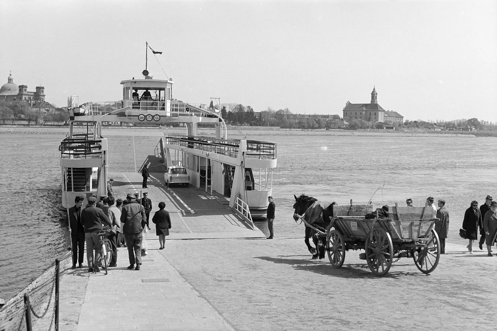 Magyarország,Szentendrei-sziget, Tahitótfalu, Váci-rév, a Duna túlpartján Vác, balra a Nagyboldogasszony-székesegyház, jobbra a Ferences templom és rendház látható., 1970, Szalontai Tamás, révátkelés, Fortepan #302102
