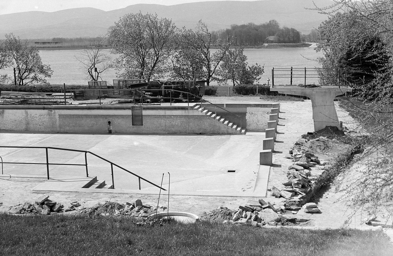 Magyarország, Vác, építkezés a strandon, háttérben a Duna., 1970, Szalontai Tamás, uszoda, építkezés, Fortepan #302103